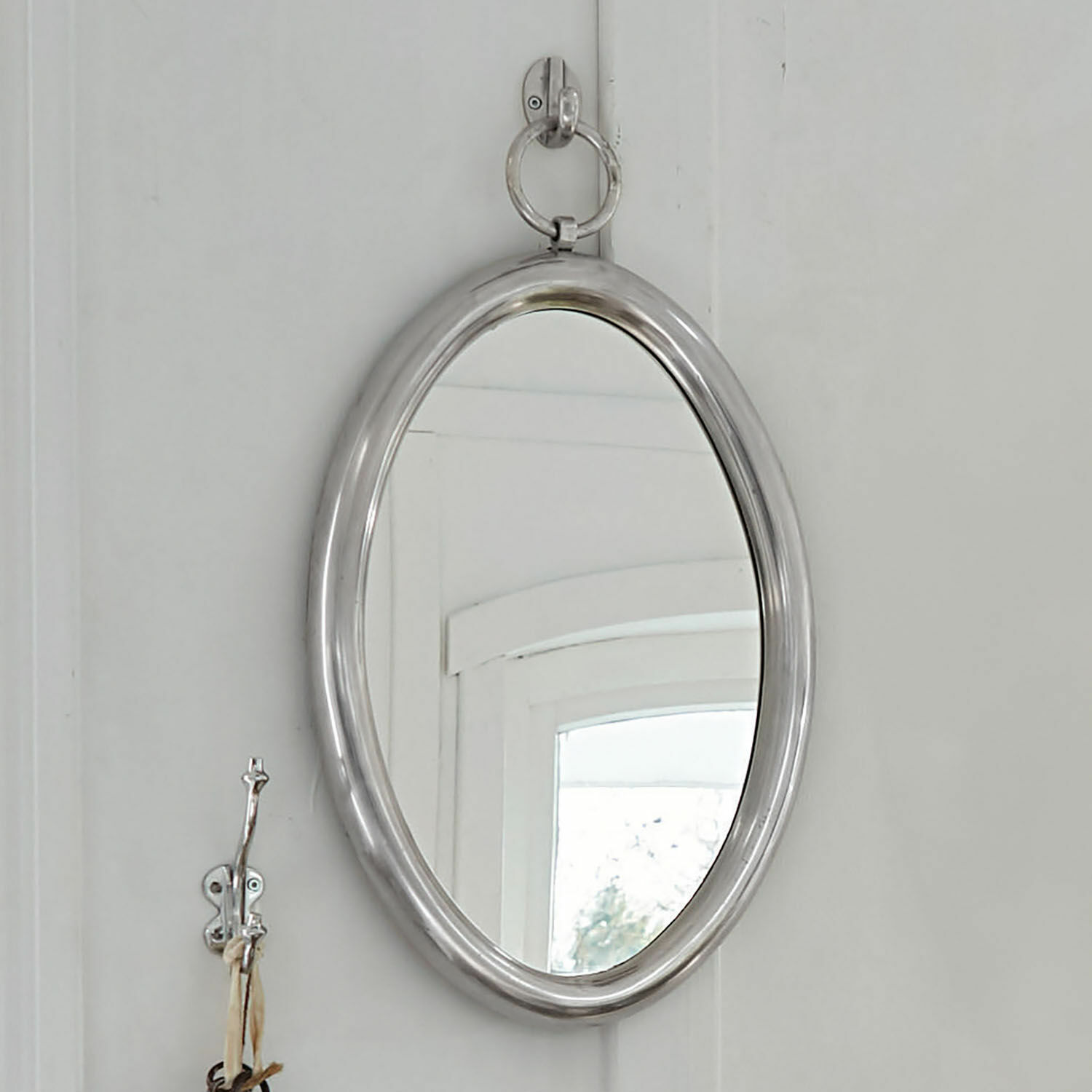 Espejo Thorsby Espejo ovalado con marco metálico plateado para decoración de pared interior
