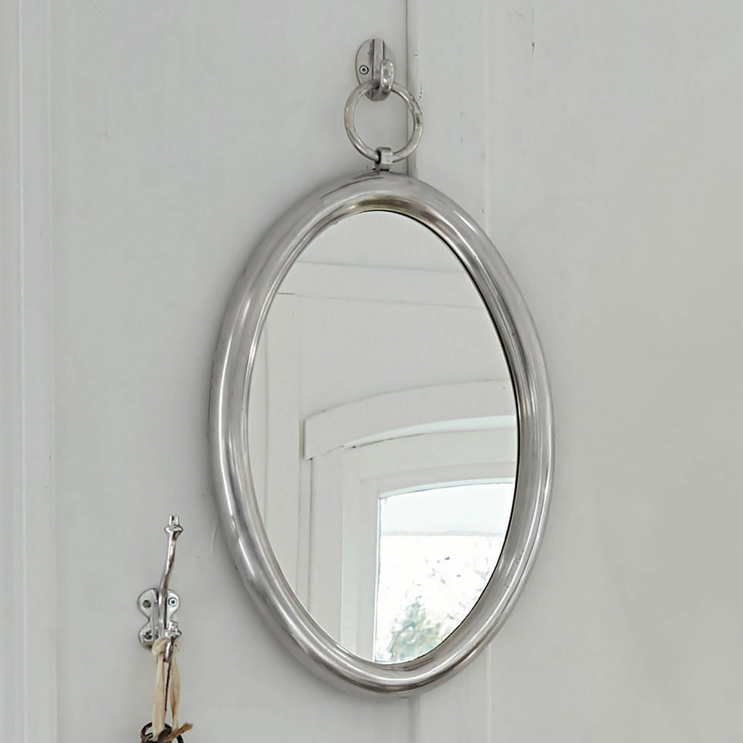 Espejo Thorsby Espejo ovalado con marco metálico plateado para decoración de pared interior