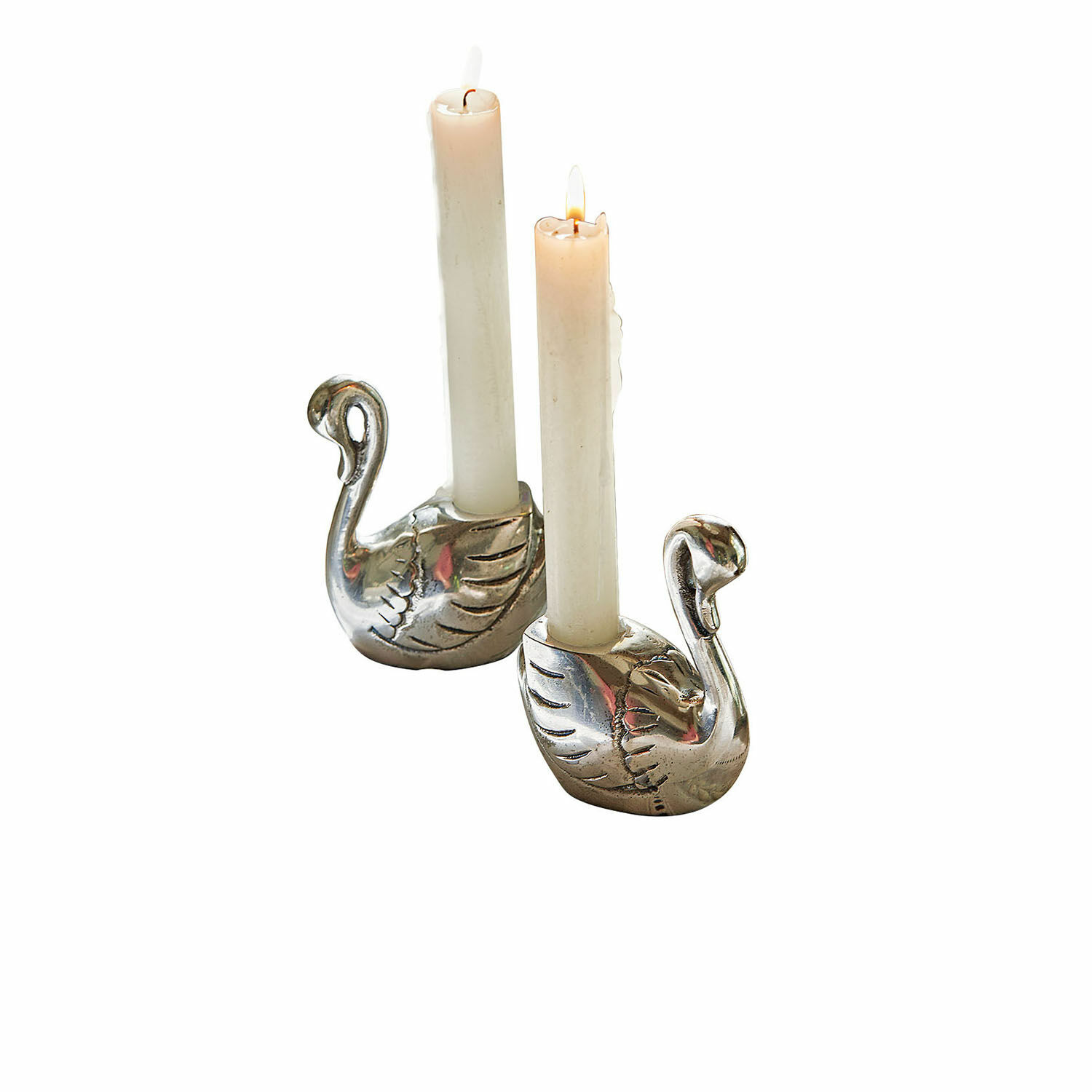 Set de 2 candeleros Zaymara Par de candelabros plateados con forma de cisne y velas blancas para decoración de mesa