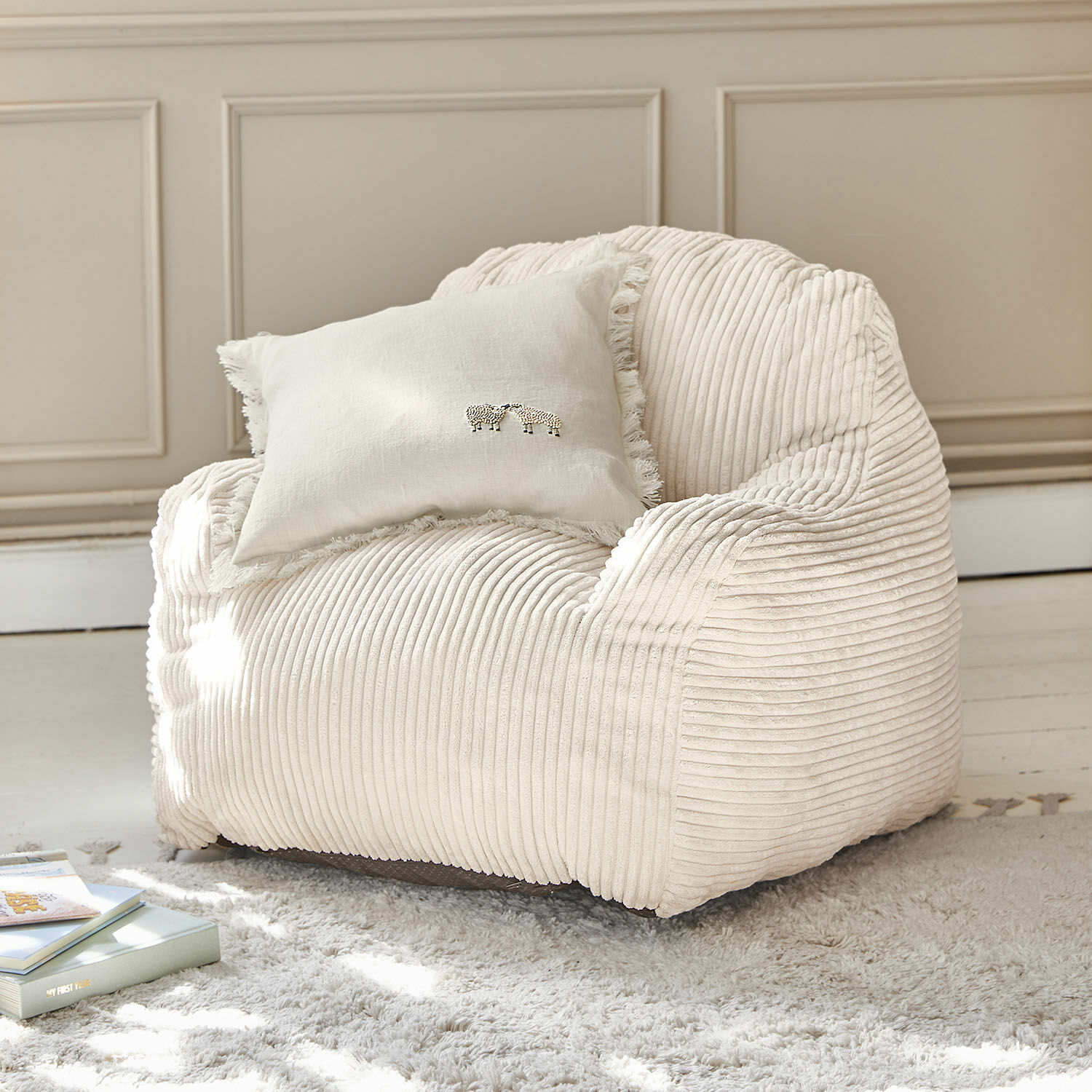 Sillón infantil Sorvani Sillón suave de pana beige con cojín claro con flecos y bordado de ovejas