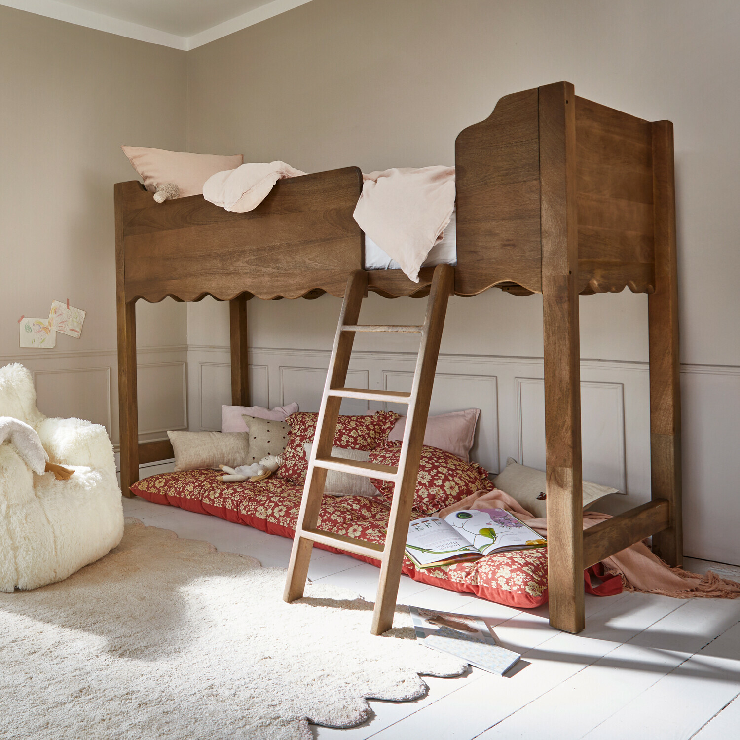 Cama alta Jomilas Cama alta de madera marrón con escalera y cojines suaves abajo, habitación infantil luminosa