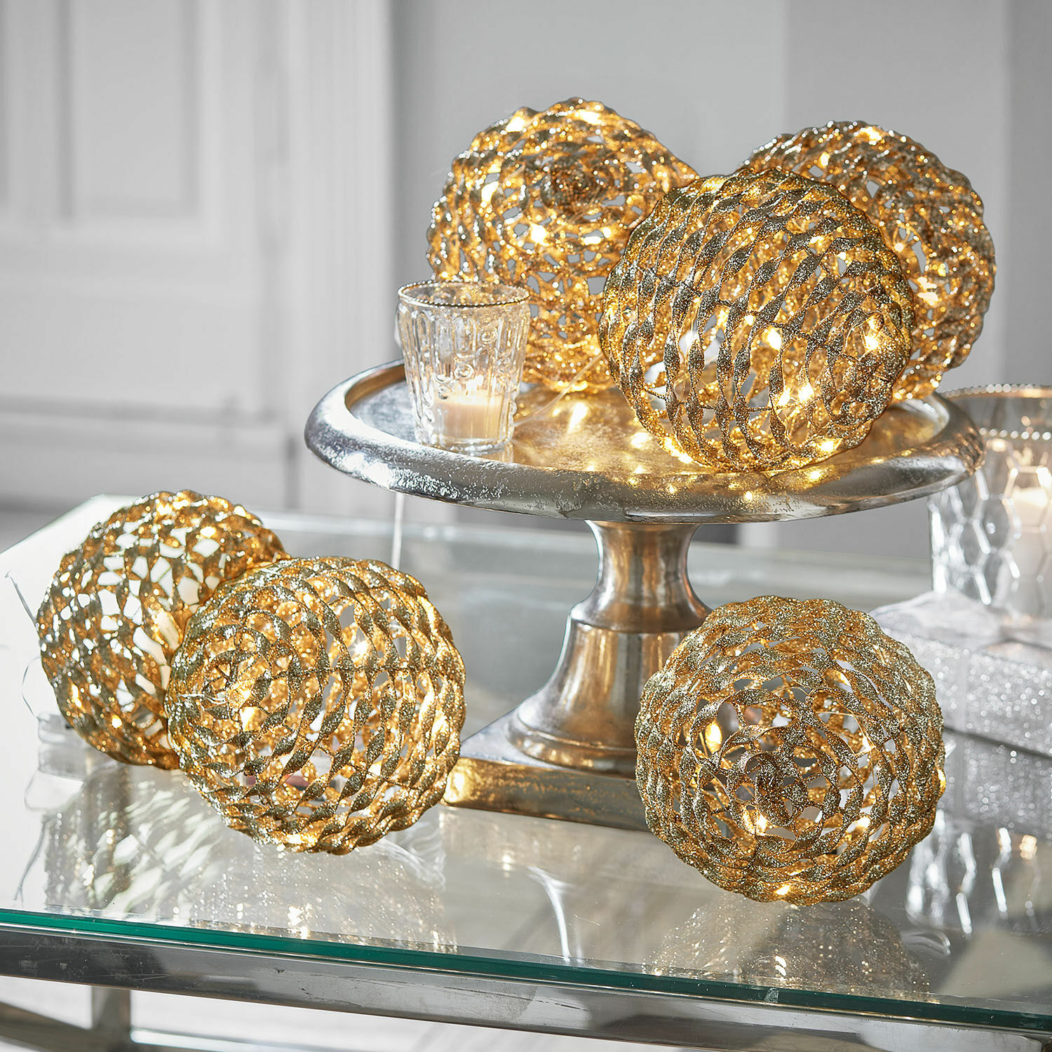 Set de 6 bolas luminosas LED Serivane Bolas decorativas doradas con luces y purpurina sobre bandeja plateada, iluminación festiva elegante