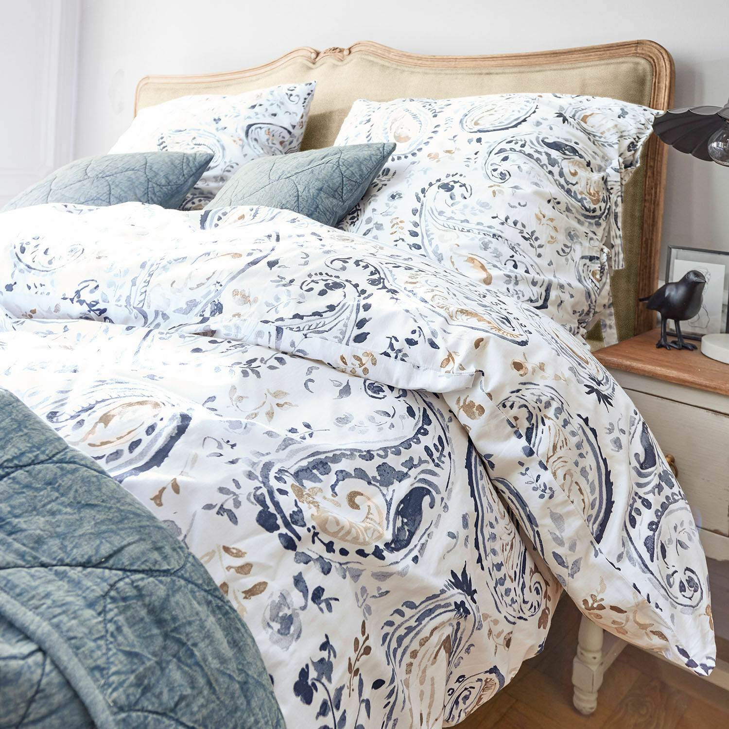 Ropa de cama Le Perron Ropa de cama de algodón blanca con estampado paisley azul, cojines y colcha azul