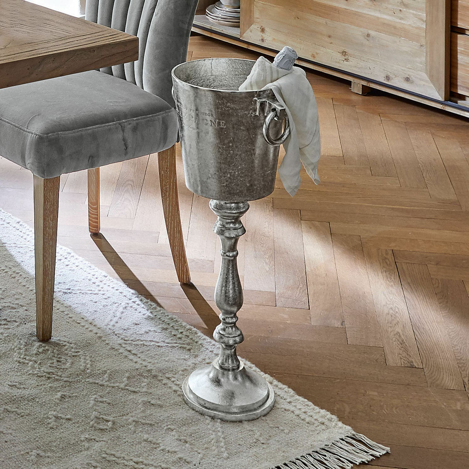Enfriador de champán Danville Cubitera de metal plateada con pie y tela, ideal para enfriar botellas en casa