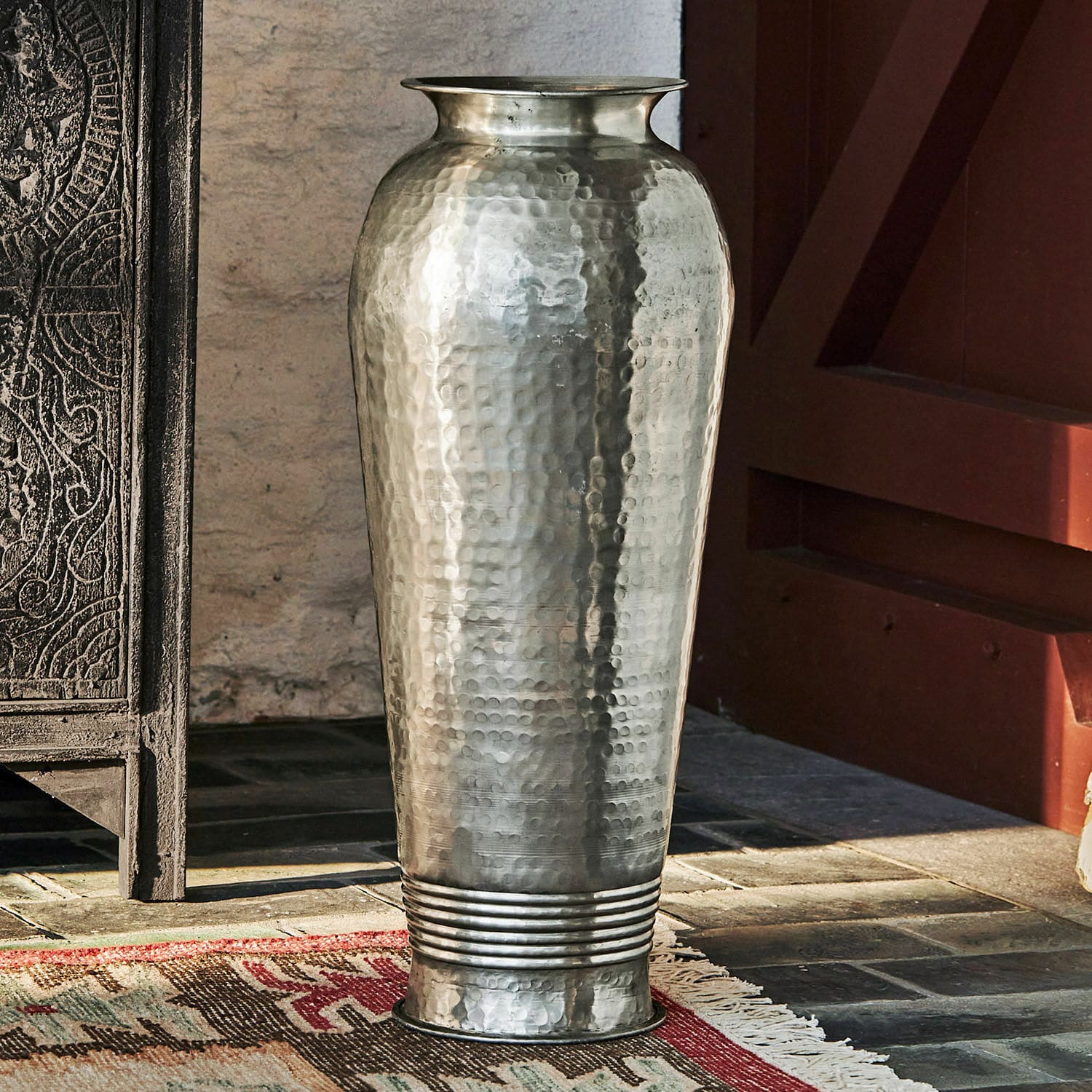 Paragüero Saba Jarrón alto de metal martillado en color plateado para decoración interior, jarrón decorativo metálico