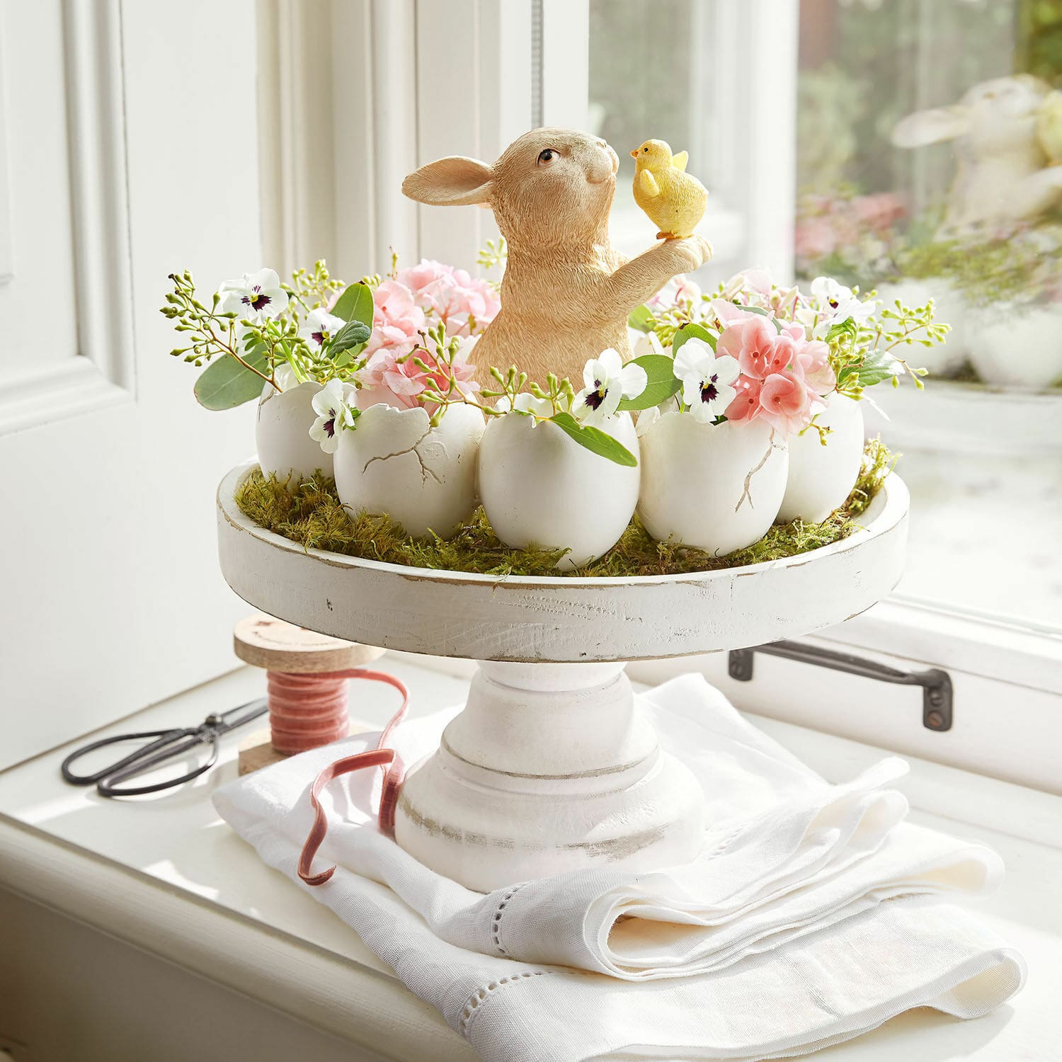Bandeja de niveles Loissard Decoración de Pascua con conejo de cerámica y flores en cáscaras de huevo blancas sobre soporte de madera