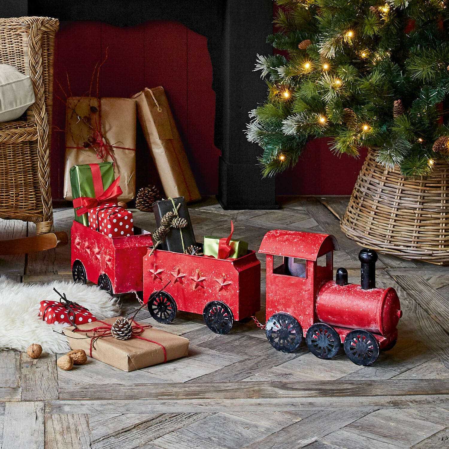 Tren decorativo Ayene Tren decorativo de metal rojo con estrellas y regalos, adorno navideño bajo el árbol