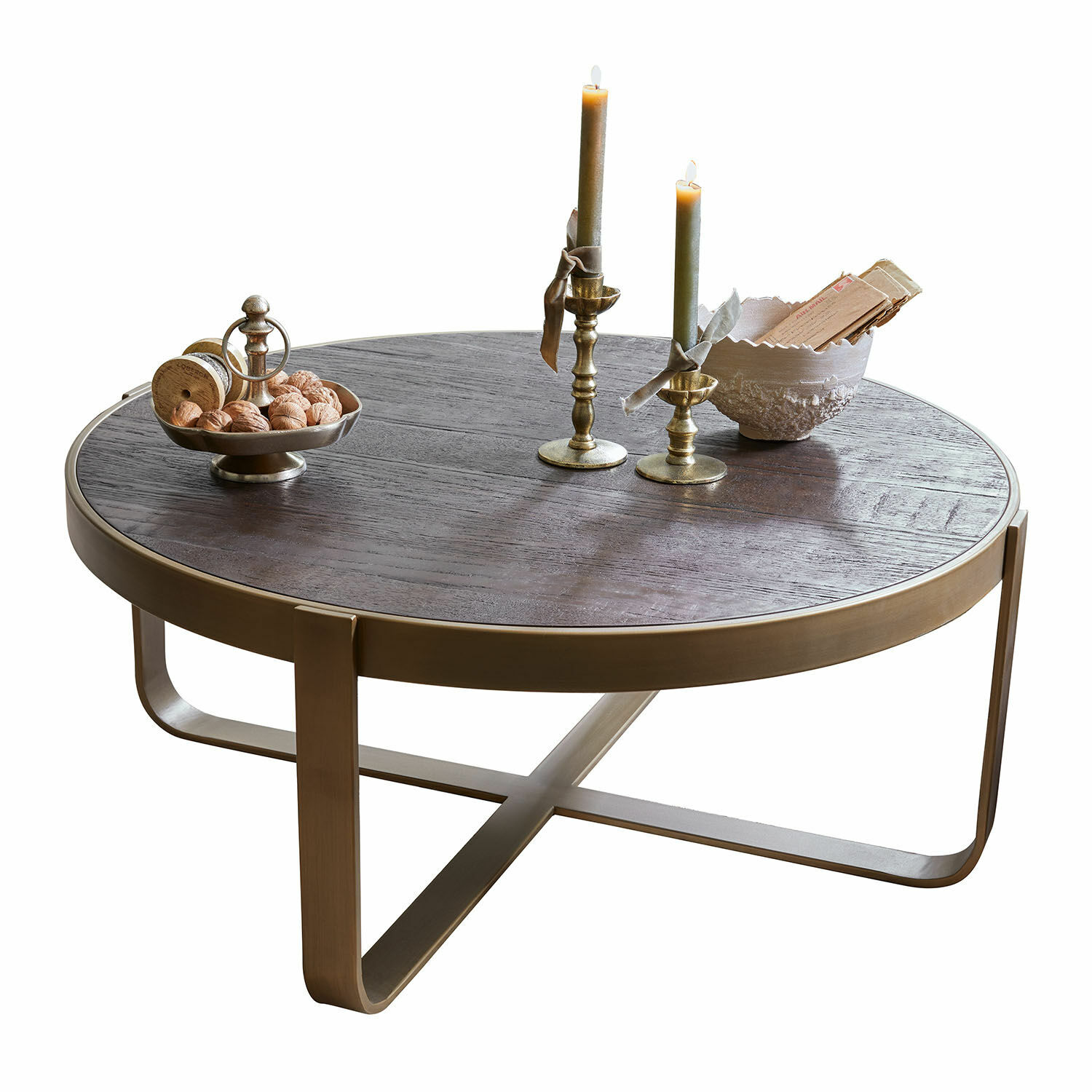 Mesa de centro Cranthorpe Mesa de centro redonda de madera oscura con estructura metálica color latón y decoraciones encima