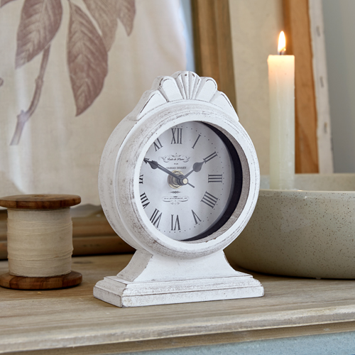 Reloj de mesa blanco de madera estilo vintage con números romanos, decoración interior y reloj de pared