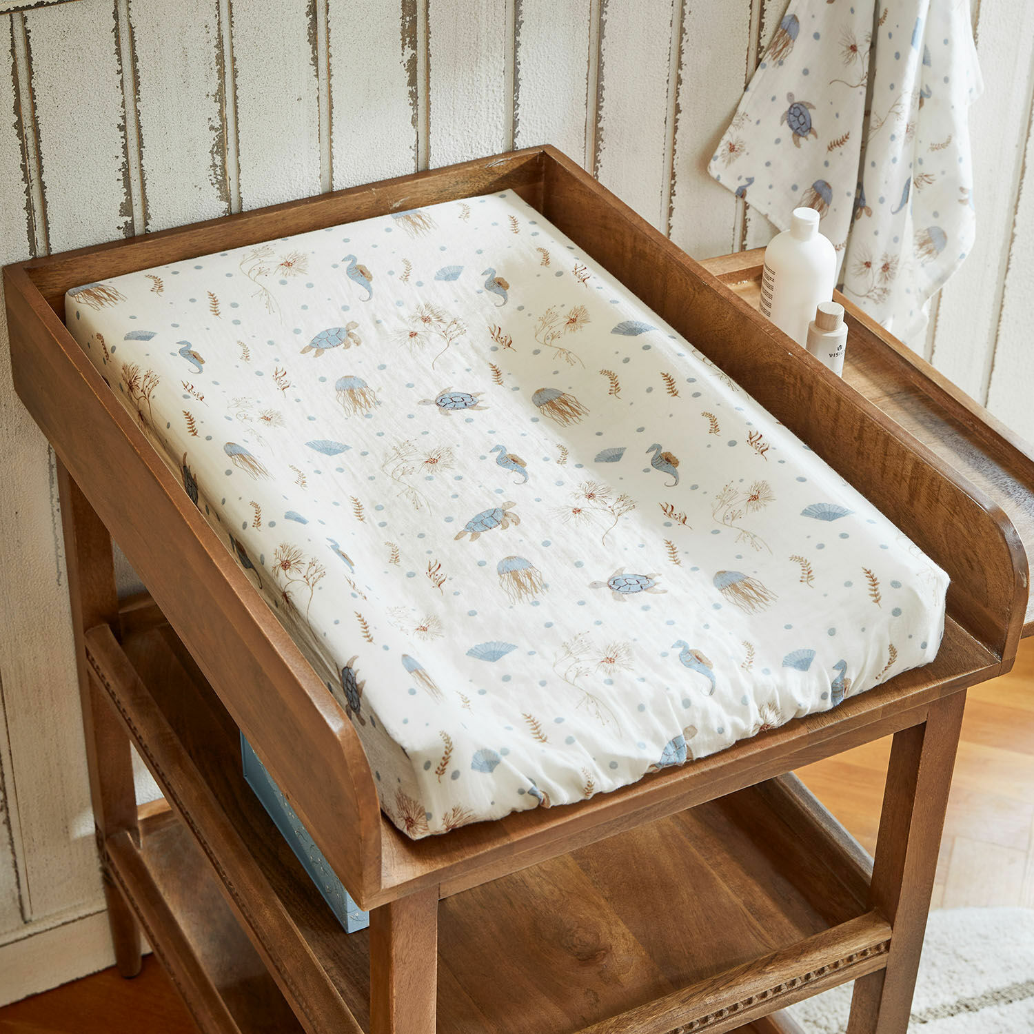 Funda para cambiador Tinkertop Cambiador de madera con colchón estampado con motivos marinos en blanco y azul, mueble práctico para bebé