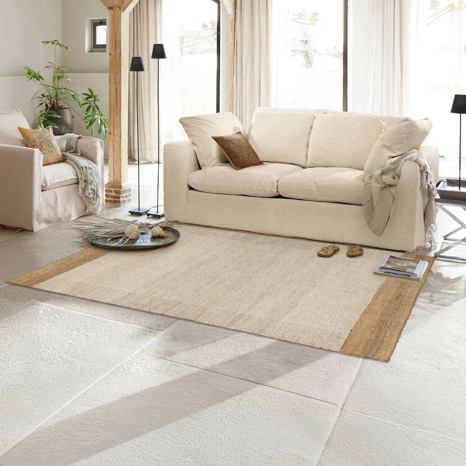 Alfombra Estelune Alfombra beige de material natural en salón luminoso con sofá y sillones, decoración de interiores