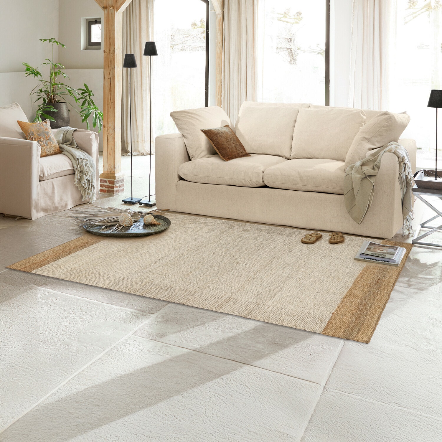 Alfombra Estelune Alfombra beige de material natural en salón luminoso con sofá y sillones, decoración de interiores
