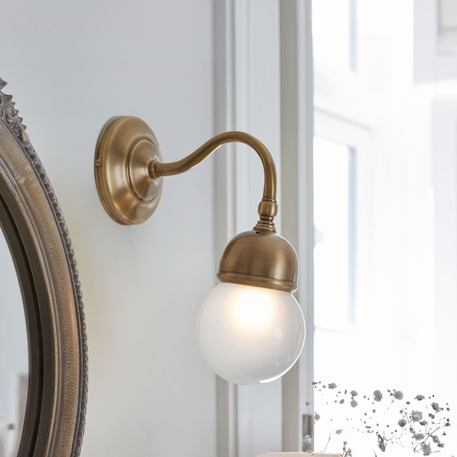 Aplique de pared de latón con globo de vidrio esmerilado, iluminación clásica para salón o baño