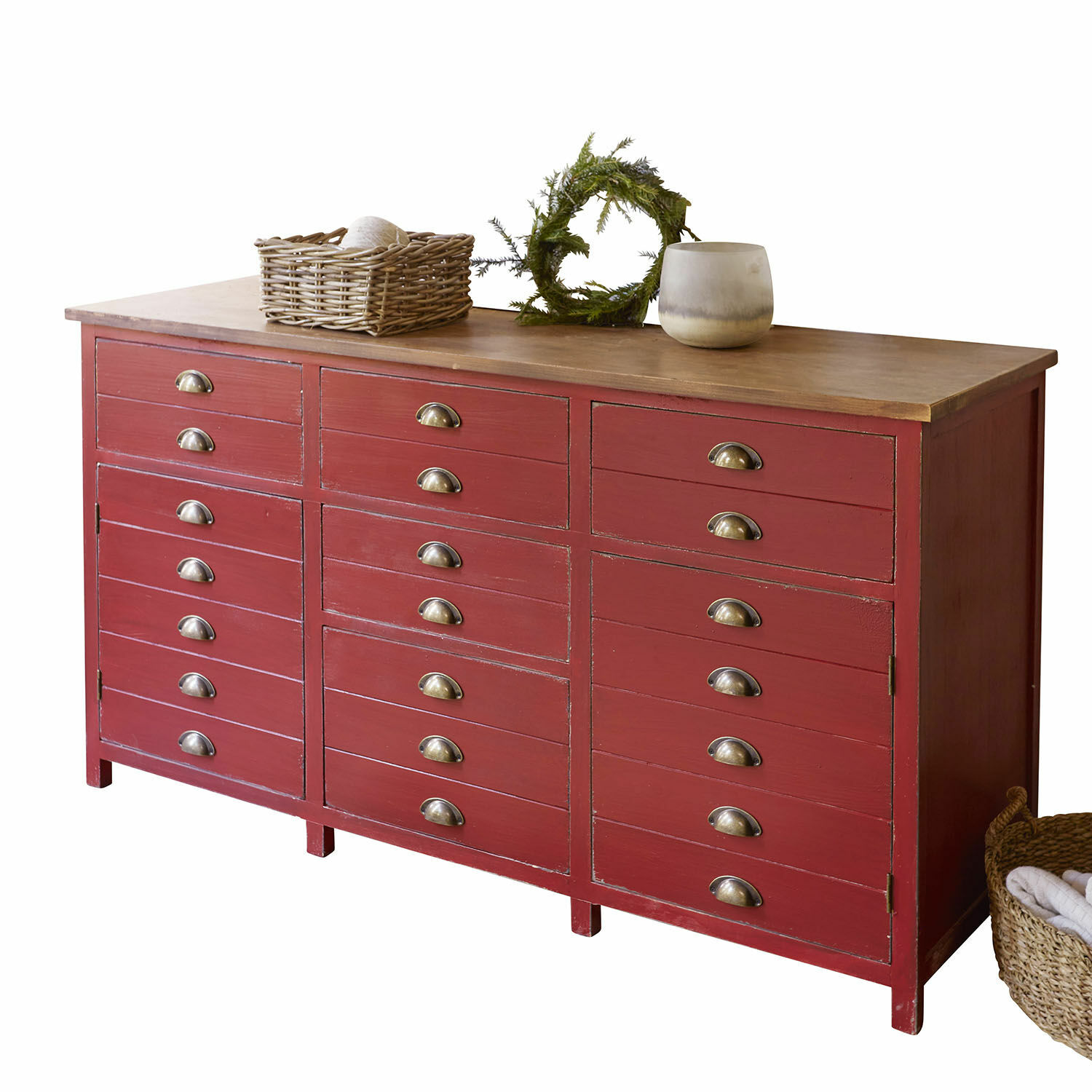 Cómoda Benice Cómoda de madera roja con múltiples cajones y tiradores de latón, estilo rústico