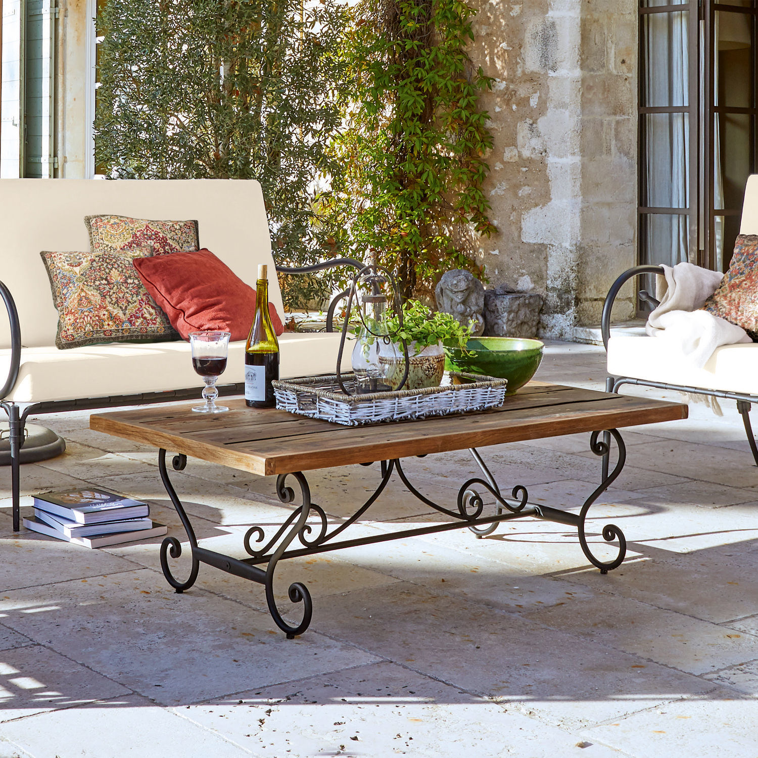 Mesa Fontaneda Mesa de centro con tablero de madera y patas de metal estilo vintage en terraza soleada