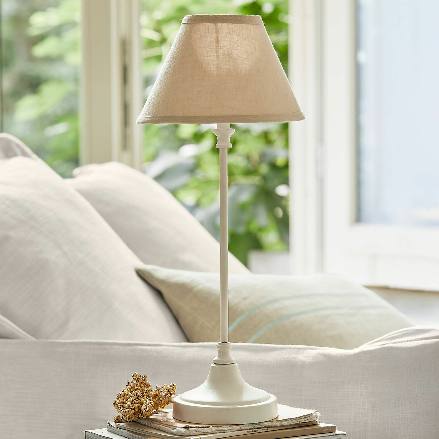 Lámpara de mesa Swindon Lámpara de mesa beige con pantalla de tela y base metálica para sala de estar