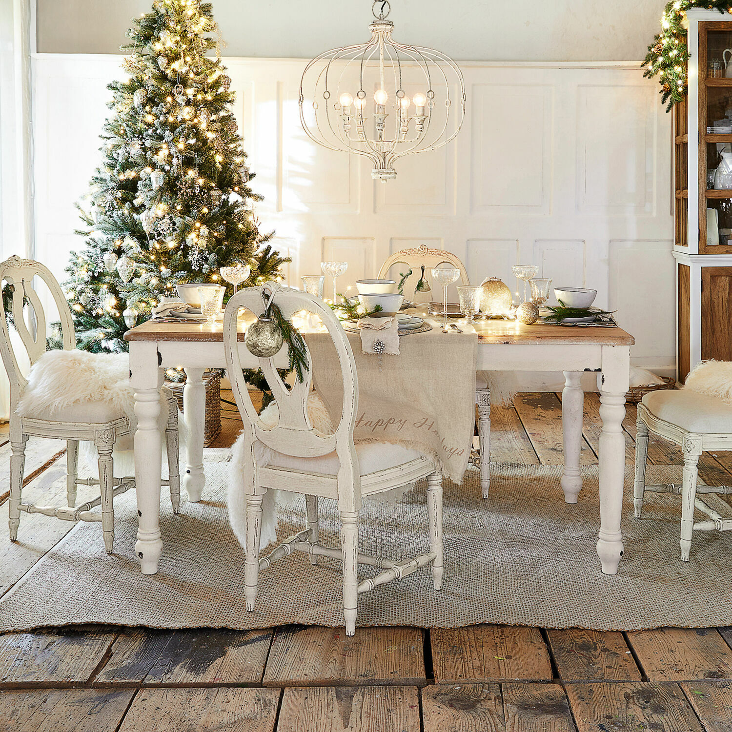 Mesa Mont Lisan Comedor con mesa y sillas de madera blanca decoradas para Navidad con árbol y lámpara