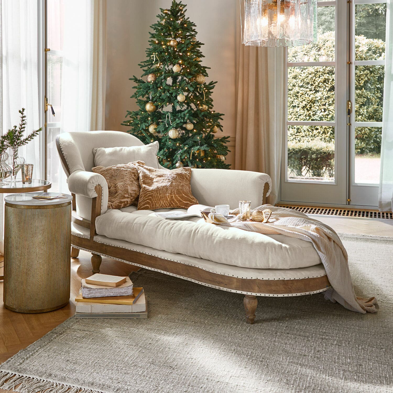 Chaise longue Queyranne Chaise longue beige con marco de madera y cojines suaves en salón acogedor con árbol de Navidad