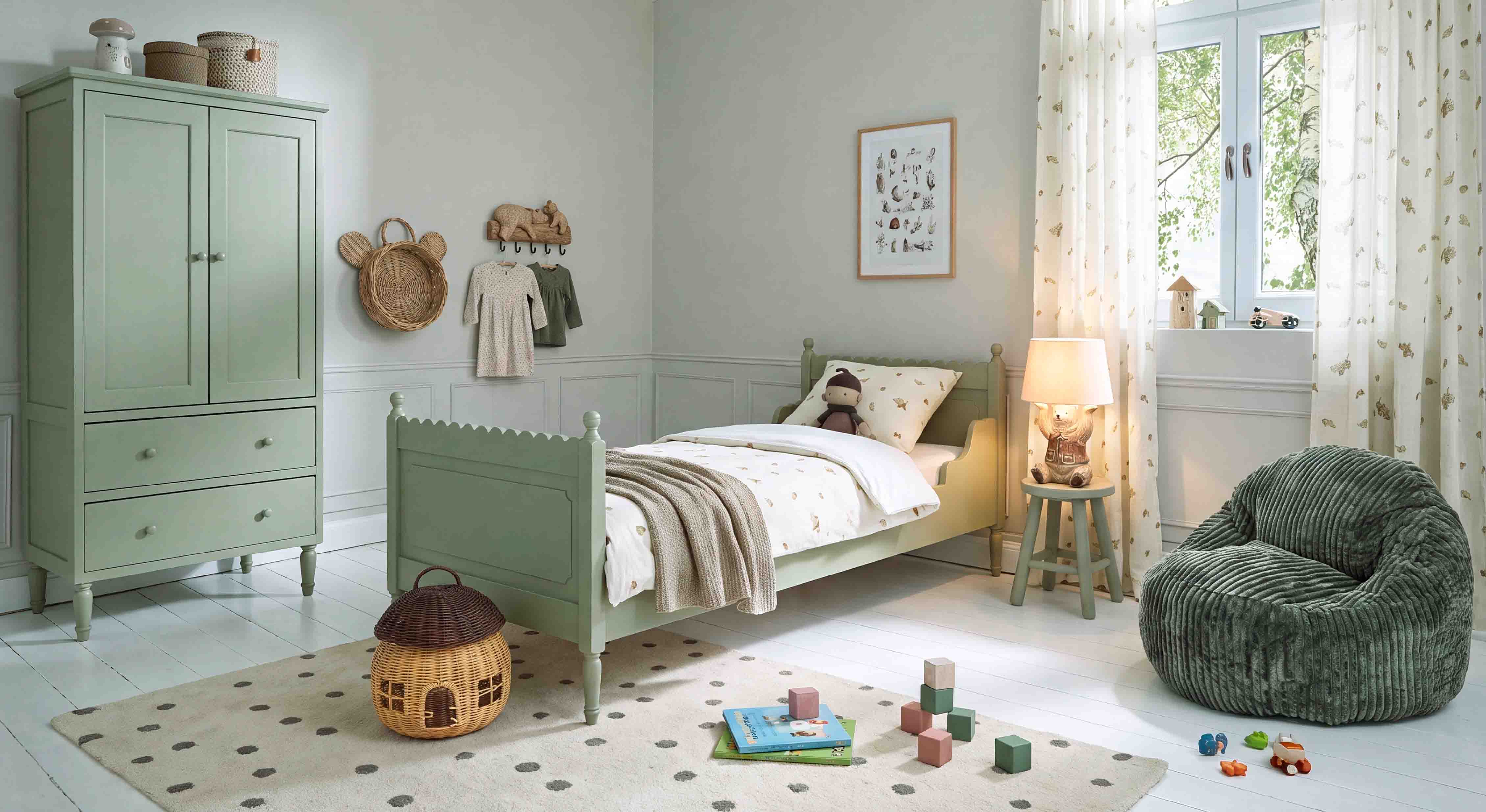 Armario y cama de madera verde pastel en habitación infantil con sillón suave y juguetes