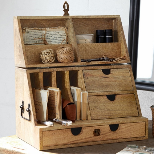 Caja de madera con compartimentos y cajones para organizar documentos y accesorios de escritorio