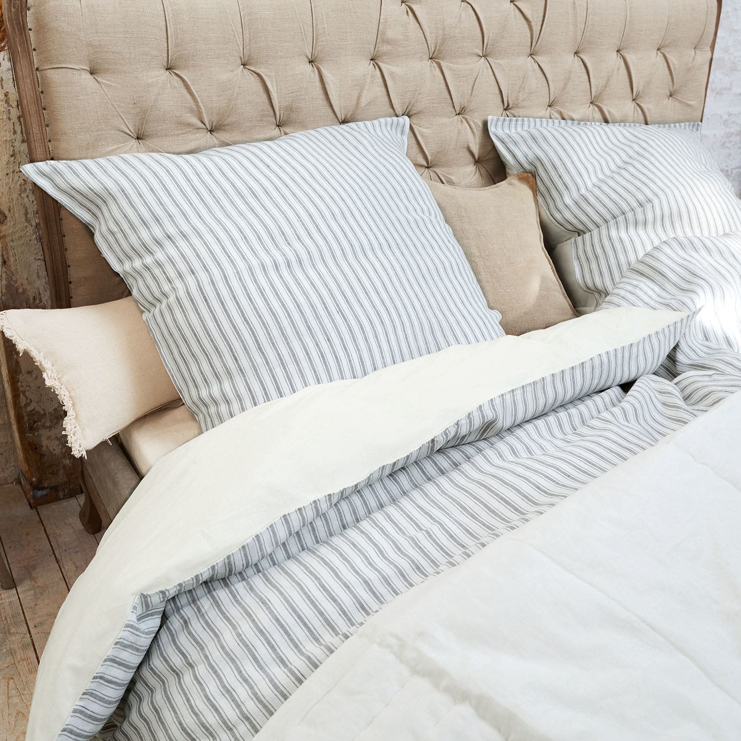 Ropa de cama Stripes Ropa de cama de algodón a rayas gris y blanco sobre cabecero beige acolchado de tela