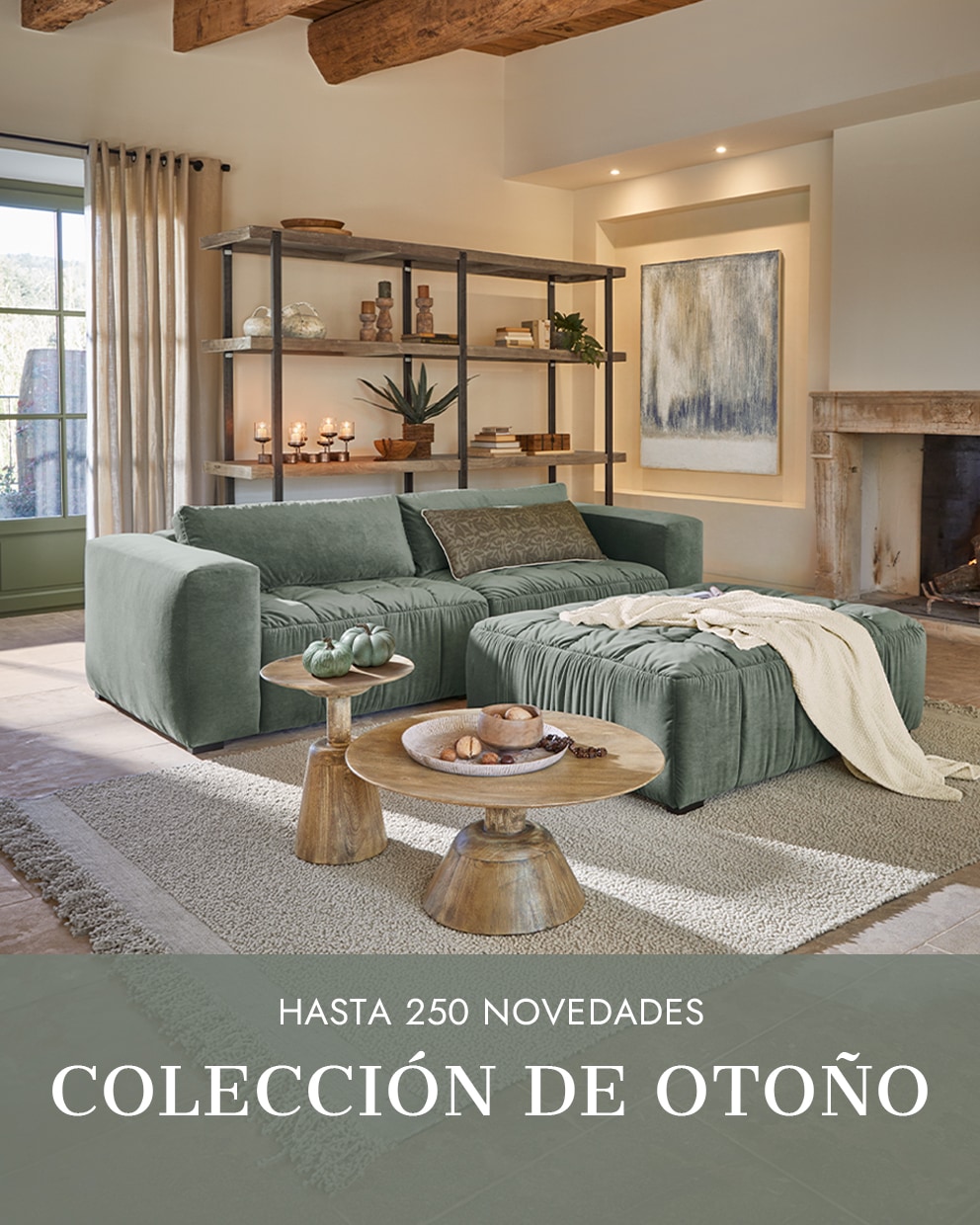 Sofá verde de terciopelo con otomana y mesas de madera en salón acogedor con chimenea