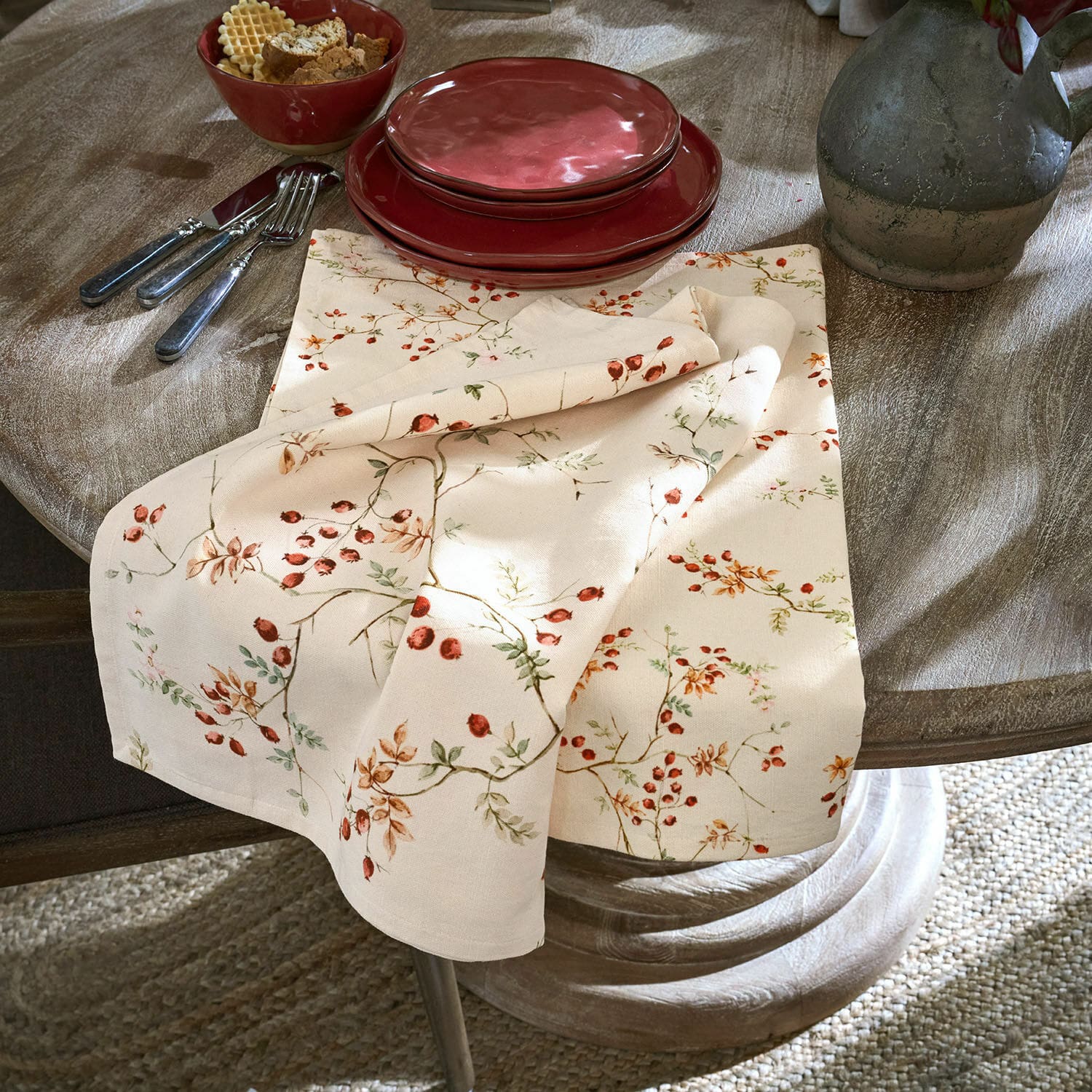 Set de 2 paños de cocina Mauriac Mantel de lino color crema con diseño de bayas rojas y naranjas sobre mesa de madera rústica