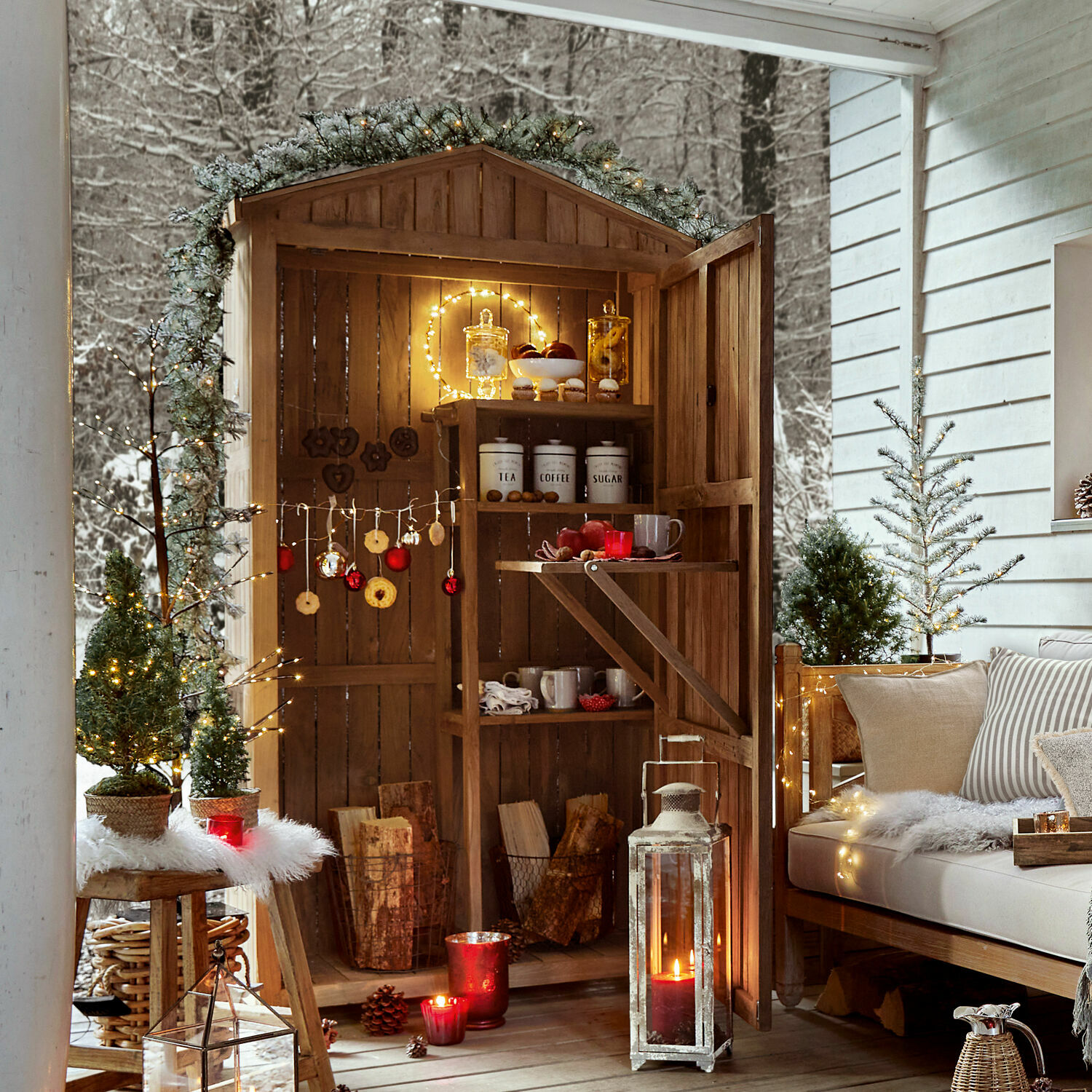Cobertizo de madera con estantes decorados con luces navideñas en una acogedora terraza de invierno