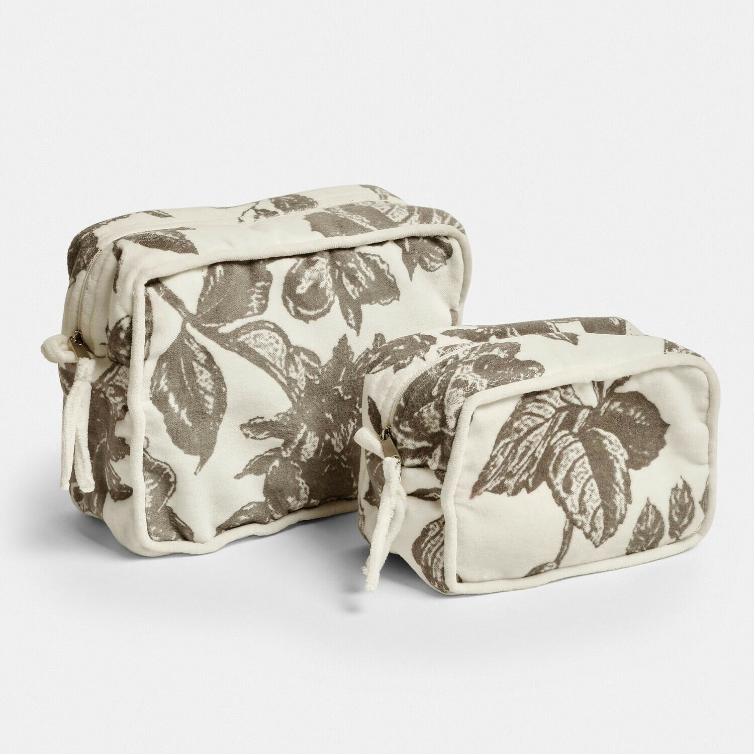 Set de 2 bolsitas Brilonne Conjunto de dos neceseres crema con diseño de hojas grises, material suave, estuches prácticos para viaje