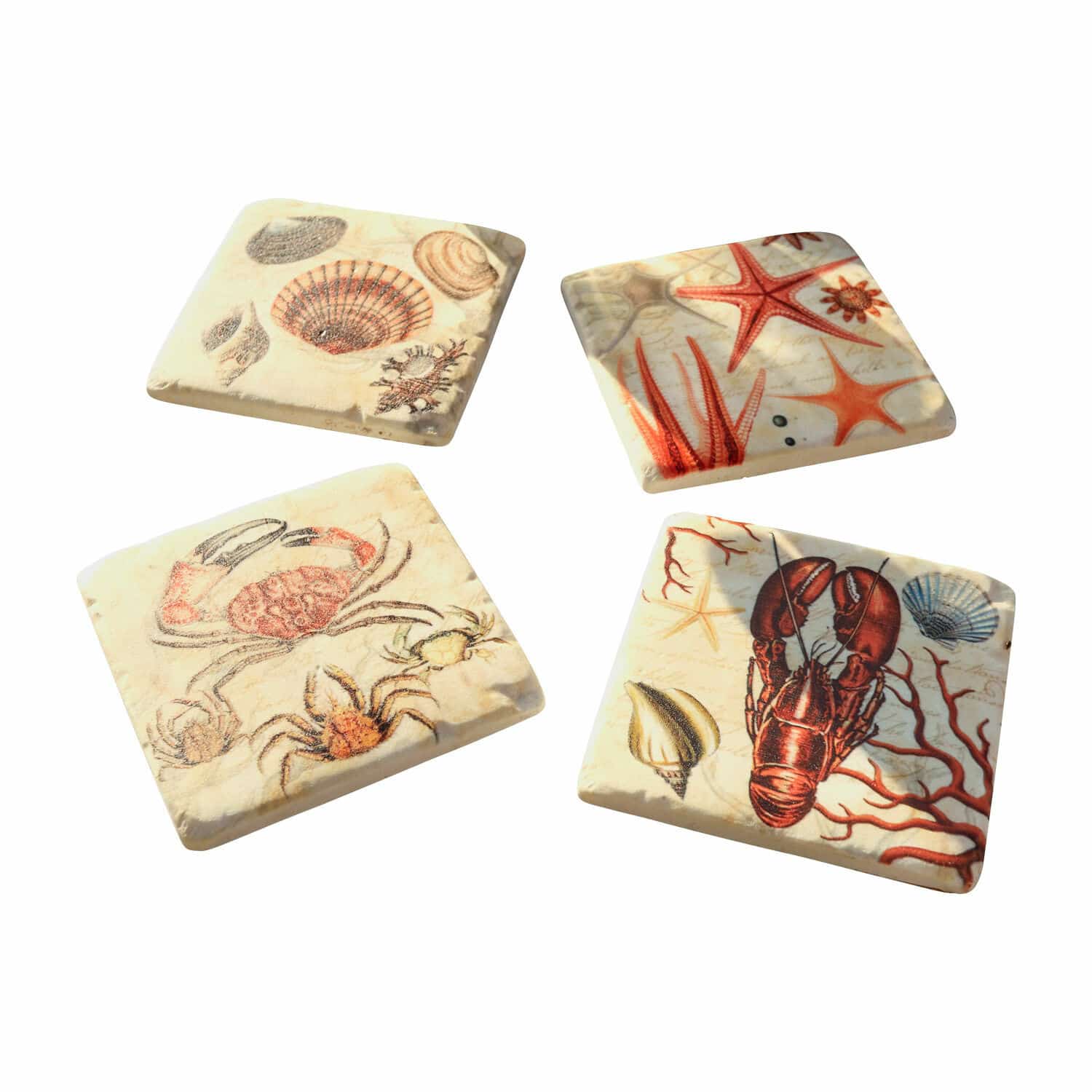 Set de 4 posavasos Celorin Juego de cuatro posavasos de cerámica con motivos marinos en tonos beige y rojo para decoración