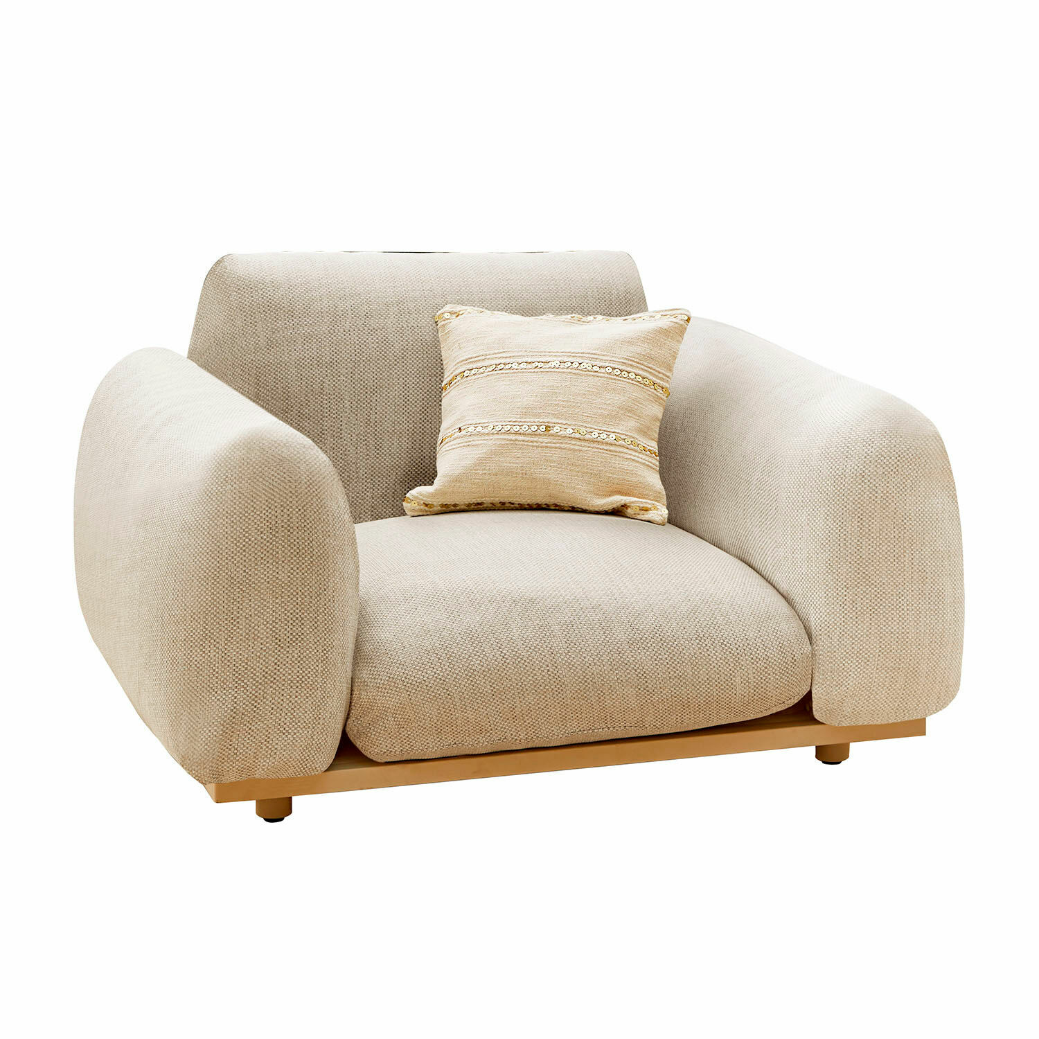 Sillón beige de tela suave con cojín decorativo sobre base de madera para sala de estar