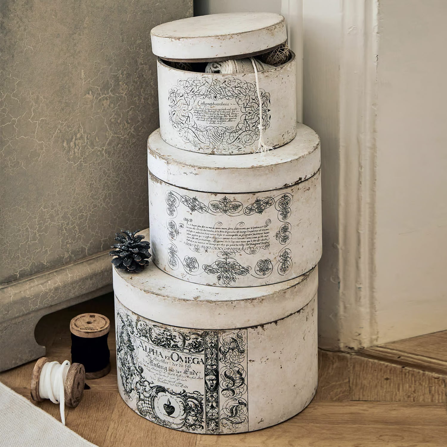 Conjunto de tres cajas redondas de papel vintage blancas con adornos negros para almacenamiento decorativo