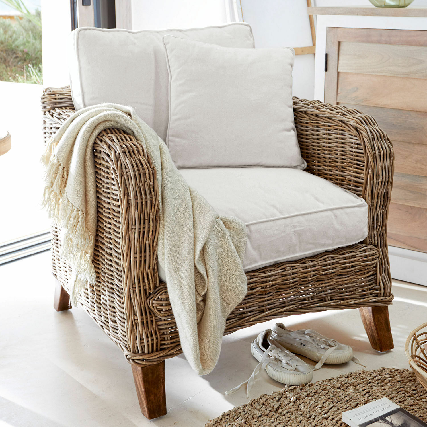 Sillón Colroy Sillón de ratán con cojines crema y manta beige, estilo natural, muebles de ratán