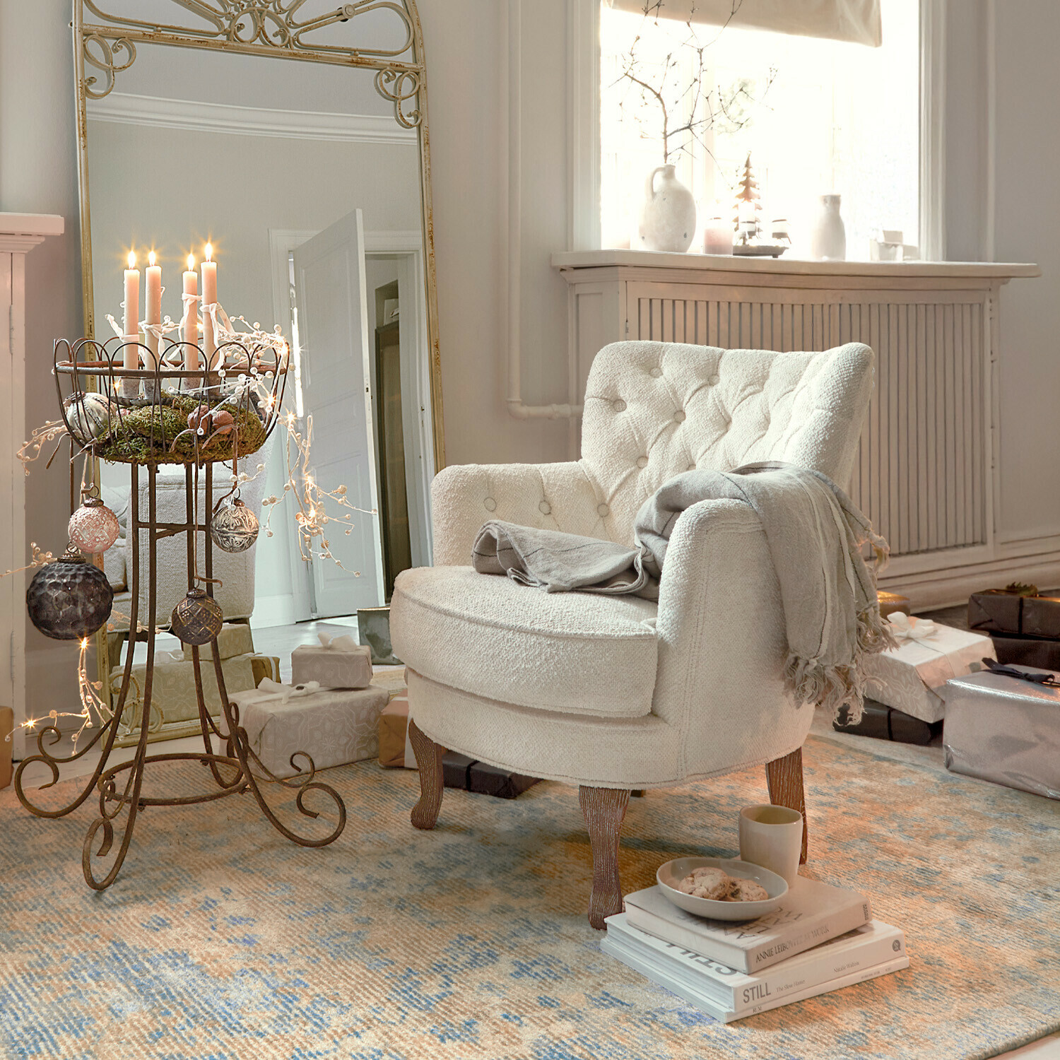 Sillón Calgary Sillón beige de tela bouclé con manta gris sobre alfombra estampada en salón acogedor