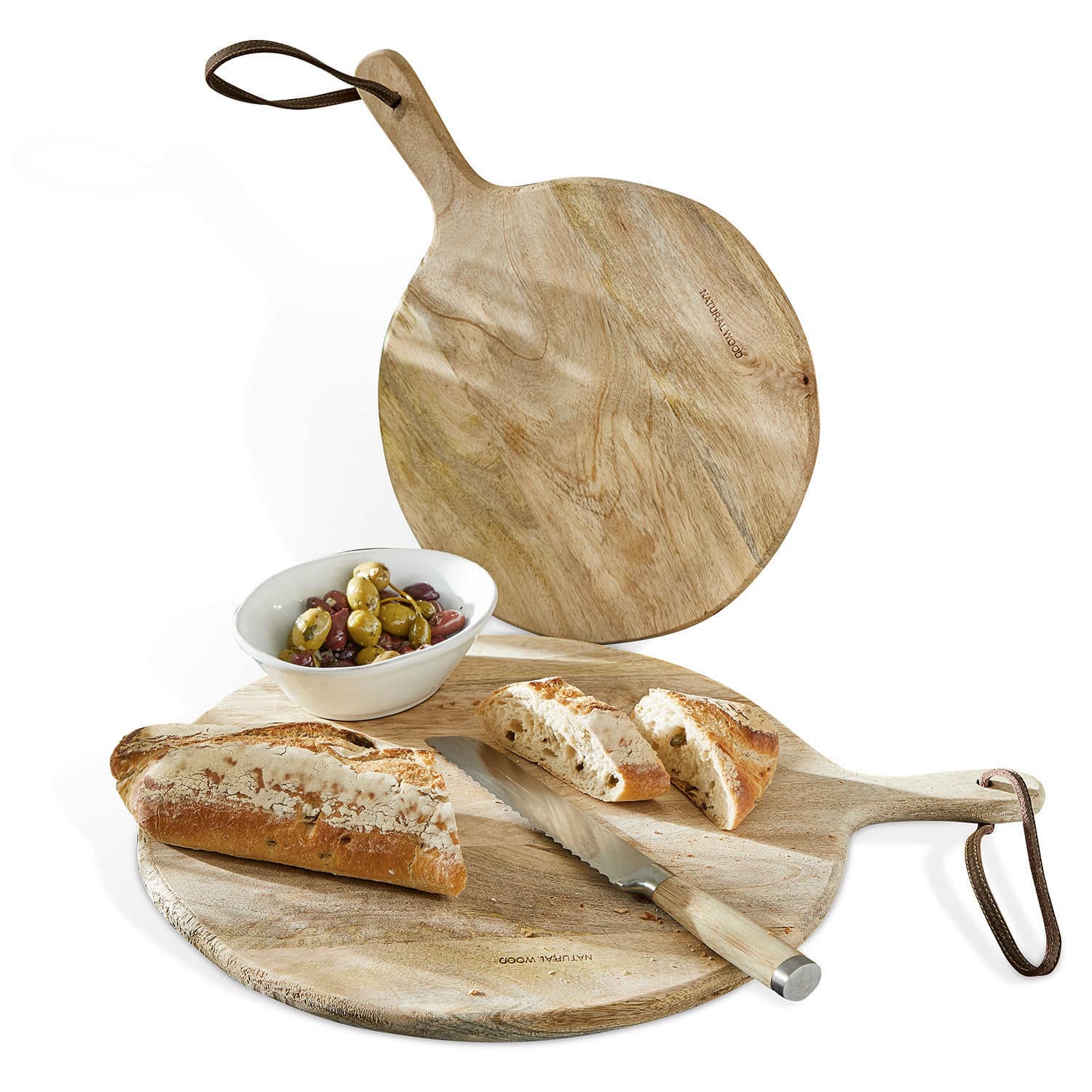 Juego de 2 tablas de cortar Nitra Tabla redonda de madera natural con mango, cuchillo, pan cortado y bol de aceitunas sobre fondo blanco