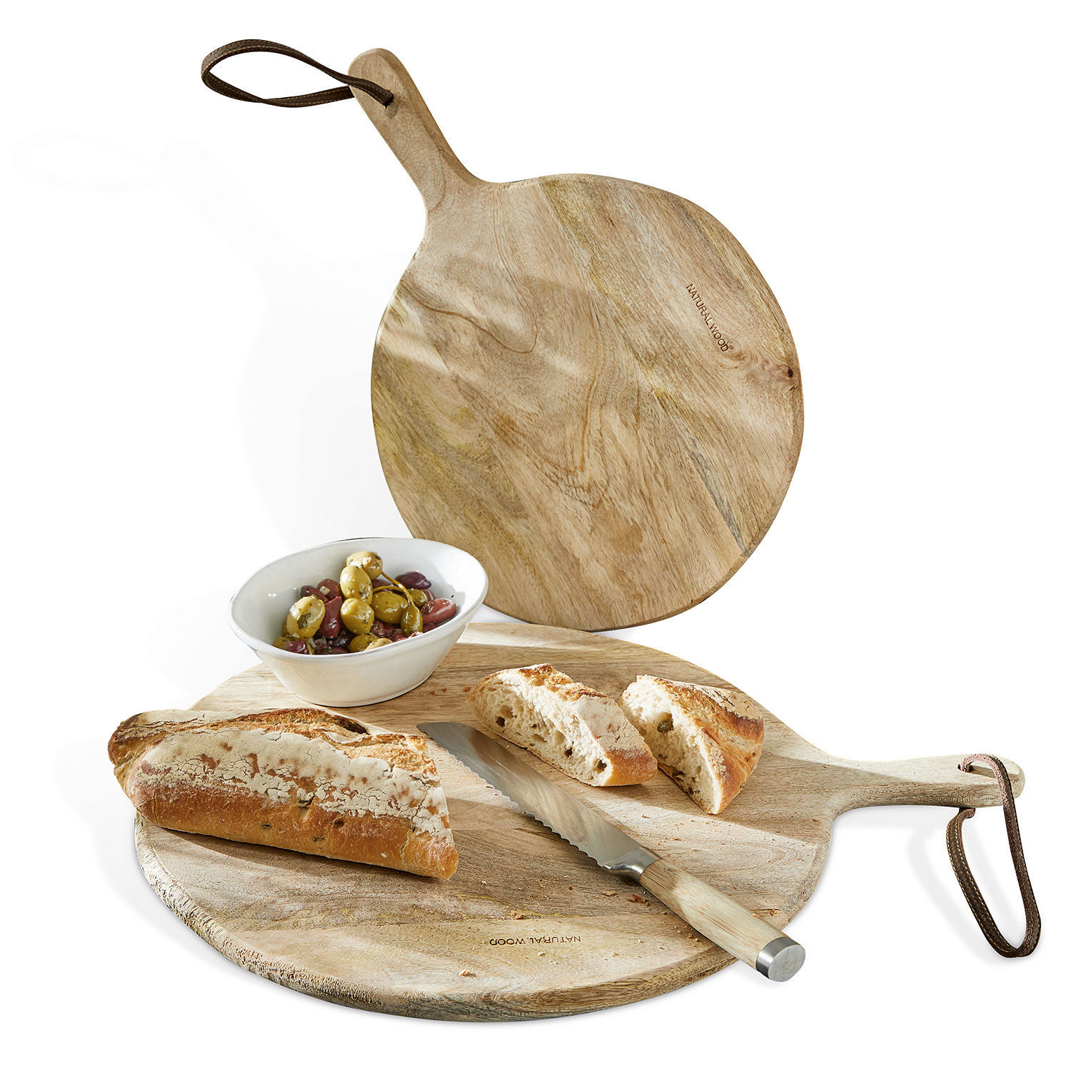 Juego de 2 tablas de cortar Nitra Tabla redonda de madera natural con mango, cuchillo, pan cortado y bol de aceitunas sobre fondo blanco