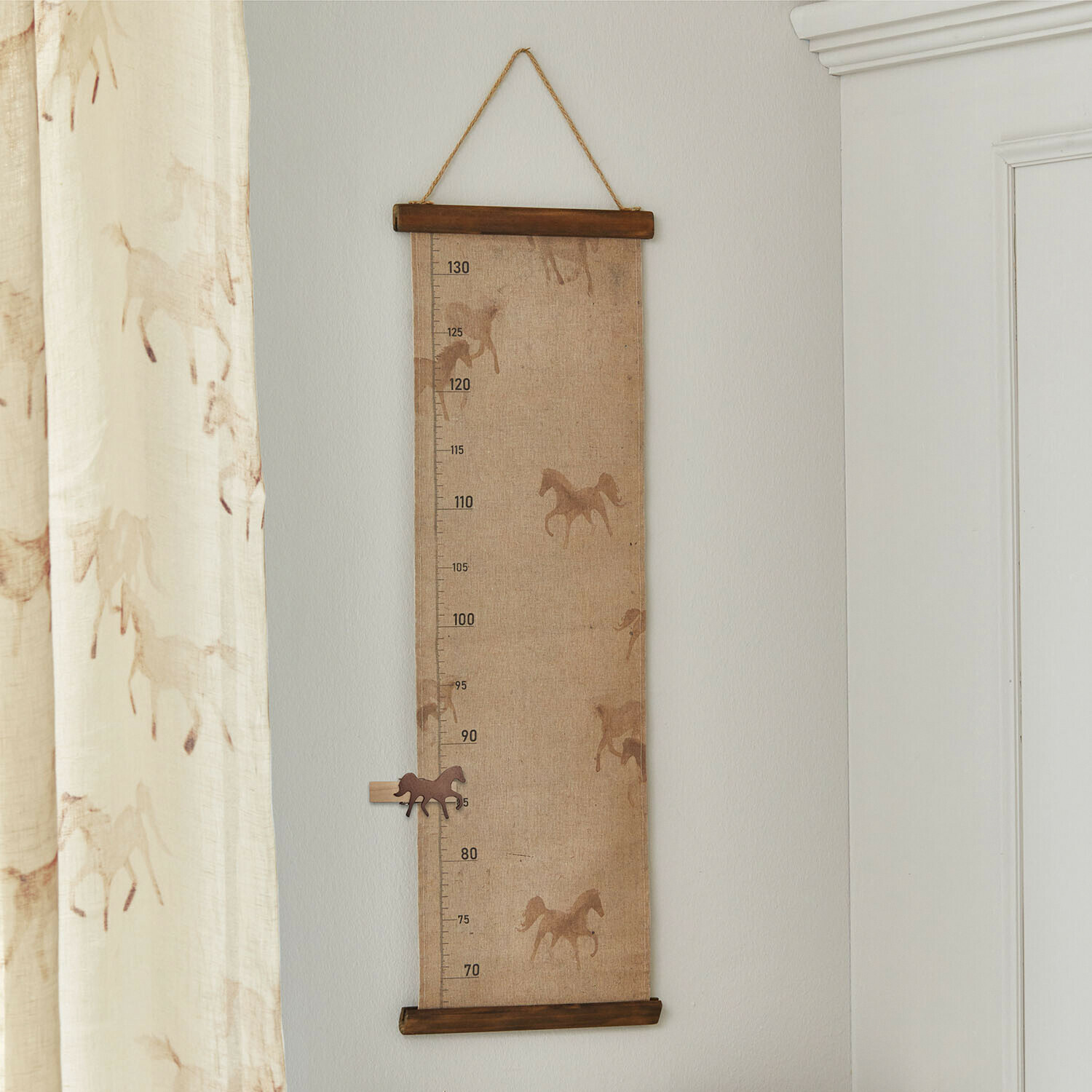 Medidor de altura de lino con motivos de caballos marrones, para colgar en la pared de habitaciones infantiles