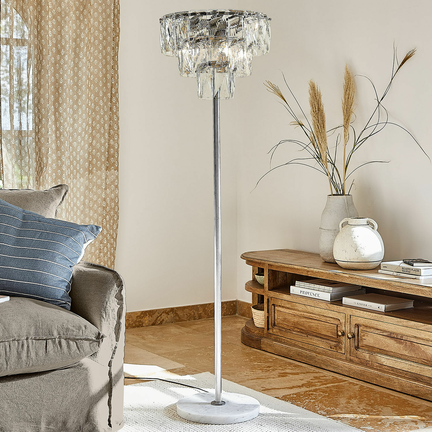 Lámpara de pie Crystalford Lámpara de pie con pantalla de cristal y base de mármol en sala de estar moderna