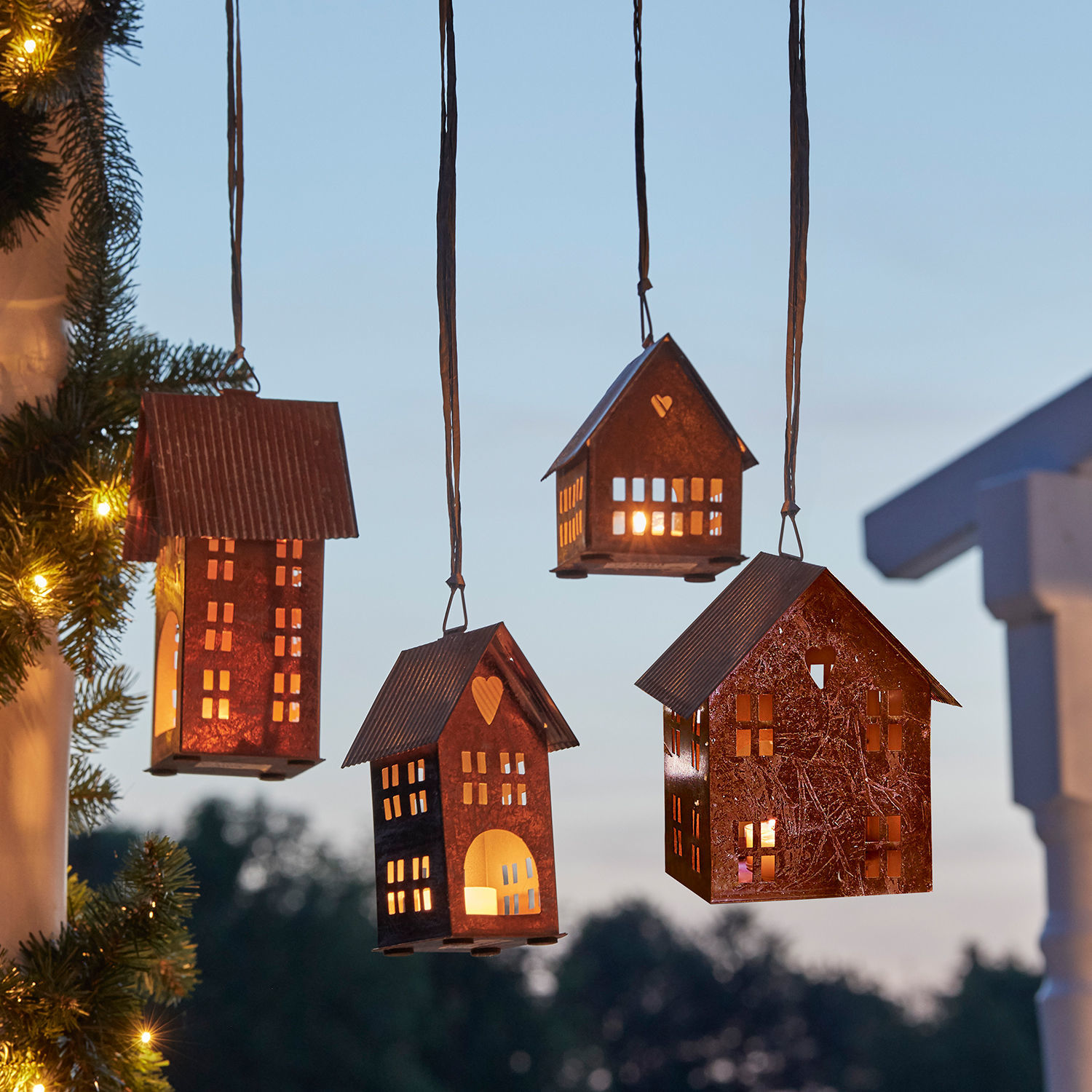 Set de 4 farolillos Treyford Faroles metálicos con forma de casitas en color óxido con luz interior, decoración navideña exterior