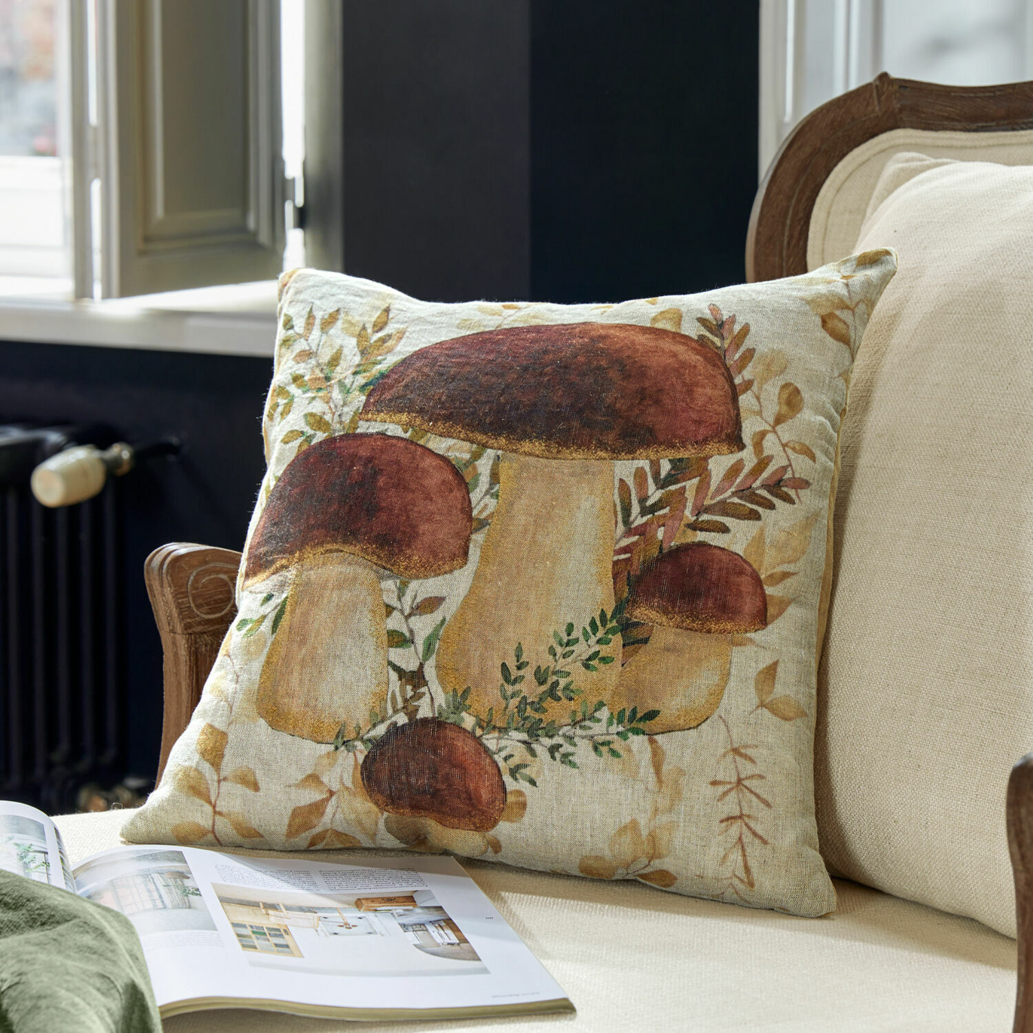 Funda de cojín Harvelle Cojín decorativo de lino con diseño de setas en tonos marrones y beige para ambiente natural