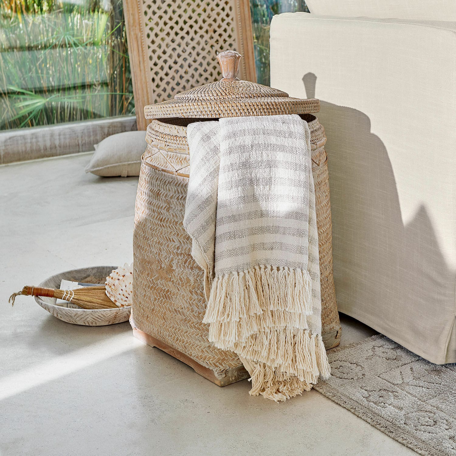 Cesta Suarce Cesta de ratán trenzado natural con tapa y manta beige con flecos para almacenamiento