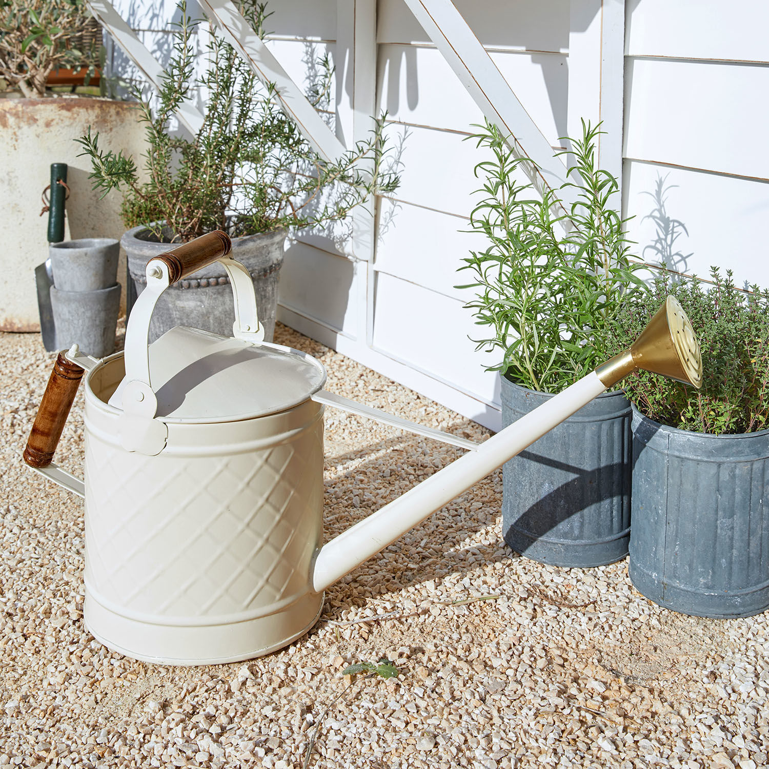 Regadera Royo Regadera metálica crema con asas de madera y boquilla de latón para regar plantas de jardín