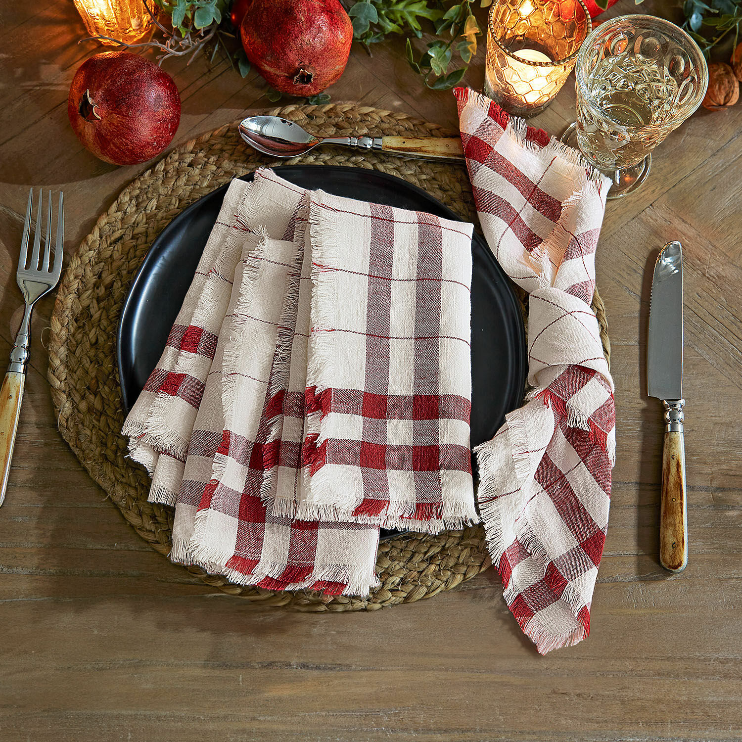 Set de 4 servilletas Zarella Servilletas de lino a cuadros rojos y blancos sobre plato negro con cubiertos de madera natural