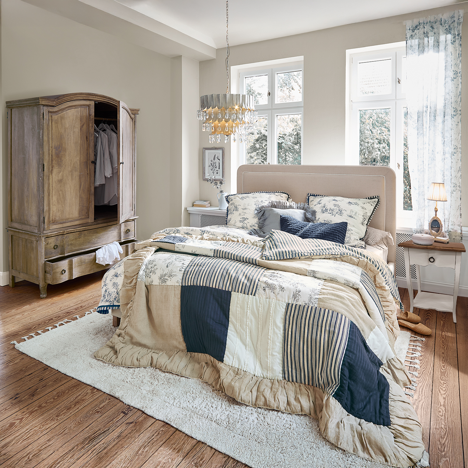 Dormitorio acogedor con colcha patchwork beige y azul marino, armario de madera y alfombra suave