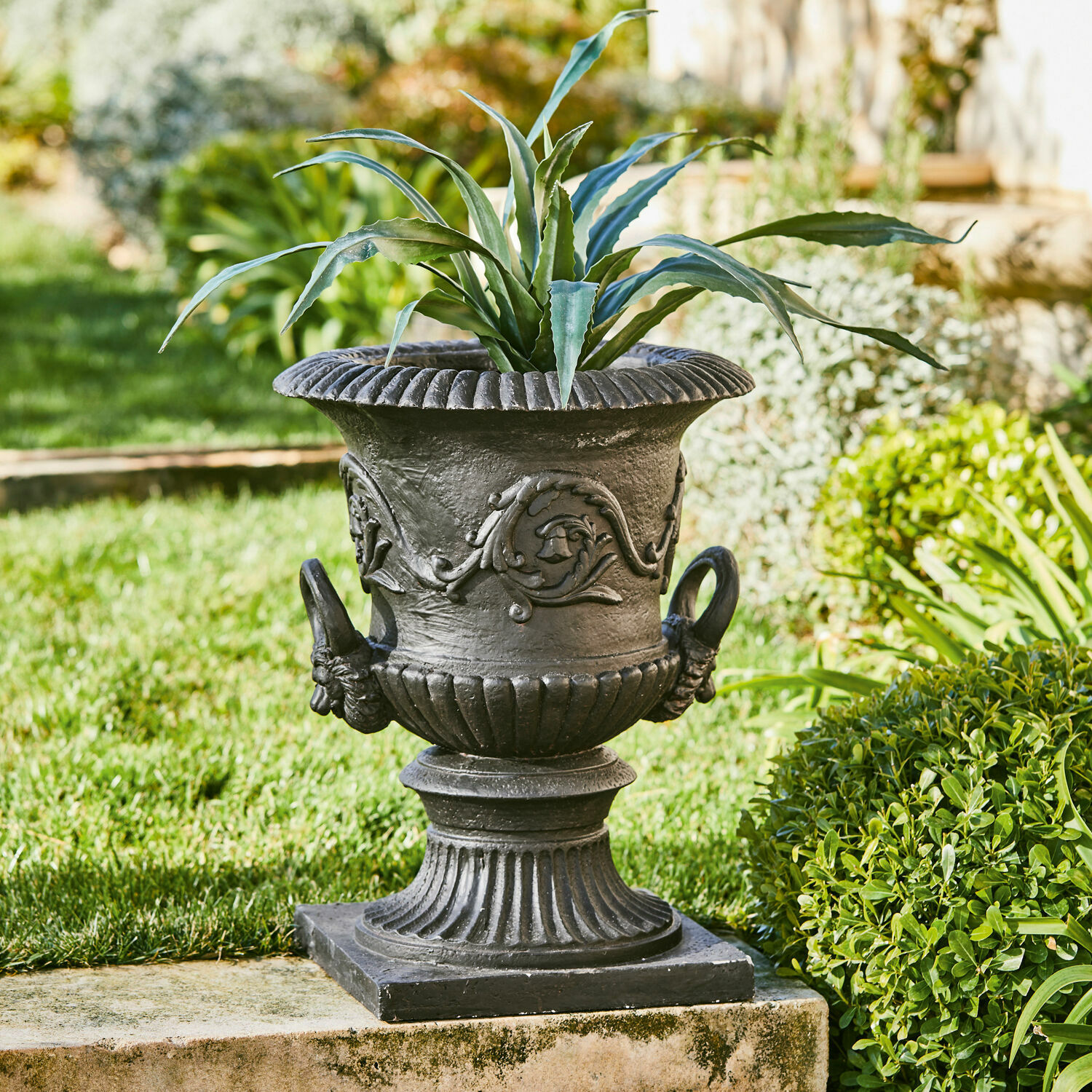Ánfora Joselyn Maceta negra de metal con diseño decorativo y planta, decoración elegante para jardín