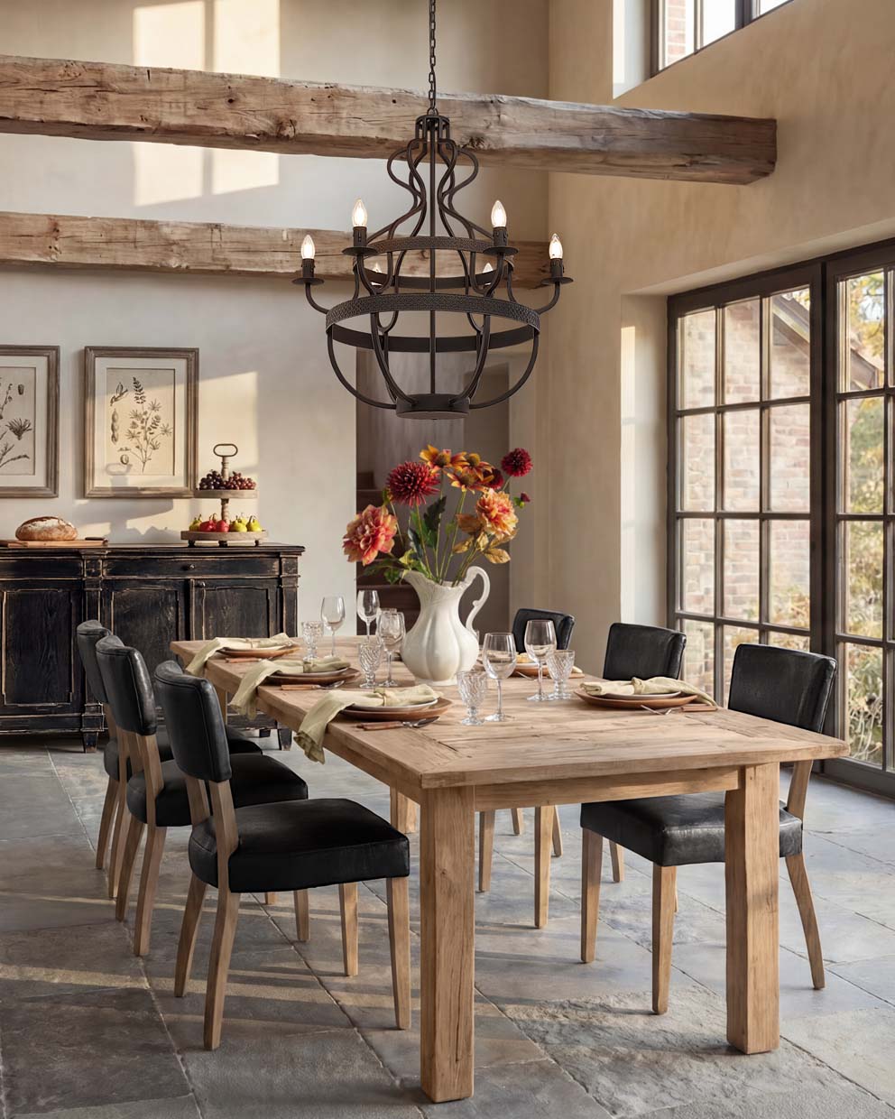 Comedor con mesa de madera maciza, sillas de cuero negro y lámpara de araña de metal estilo rústico