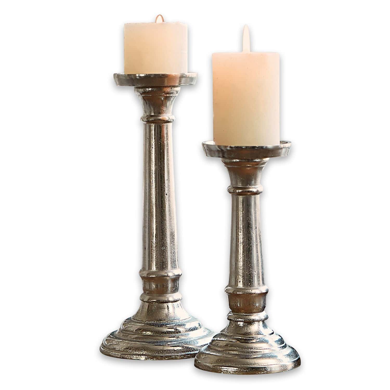 Set de 2 candeleros Symone Conjunto de dos candelabros metálicos plateados con velas blancas para decoración interior