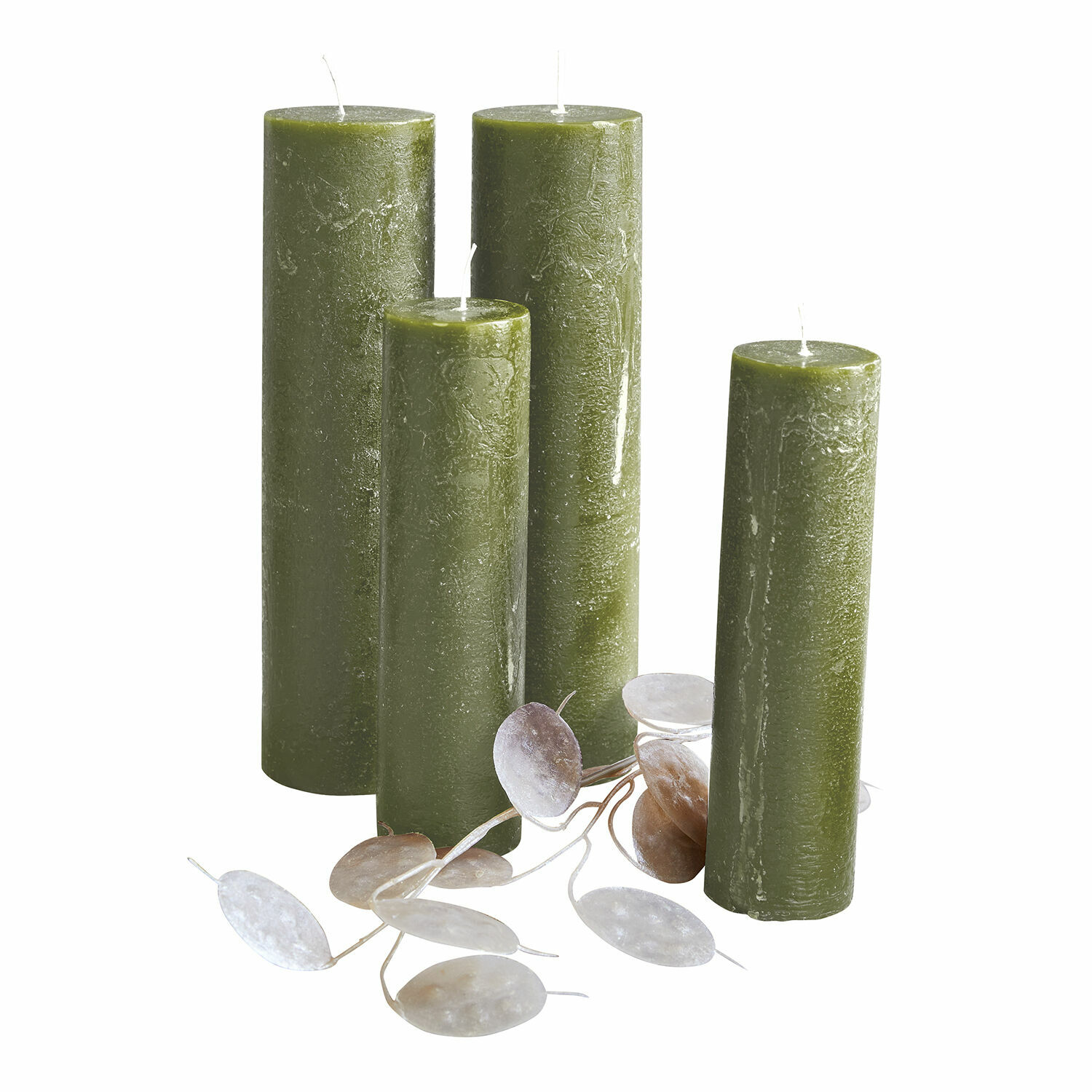 Set de 4 velas Avinal Conjunto de cuatro velas verdes de cera con hojas decorativas plateadas sobre fondo blanco