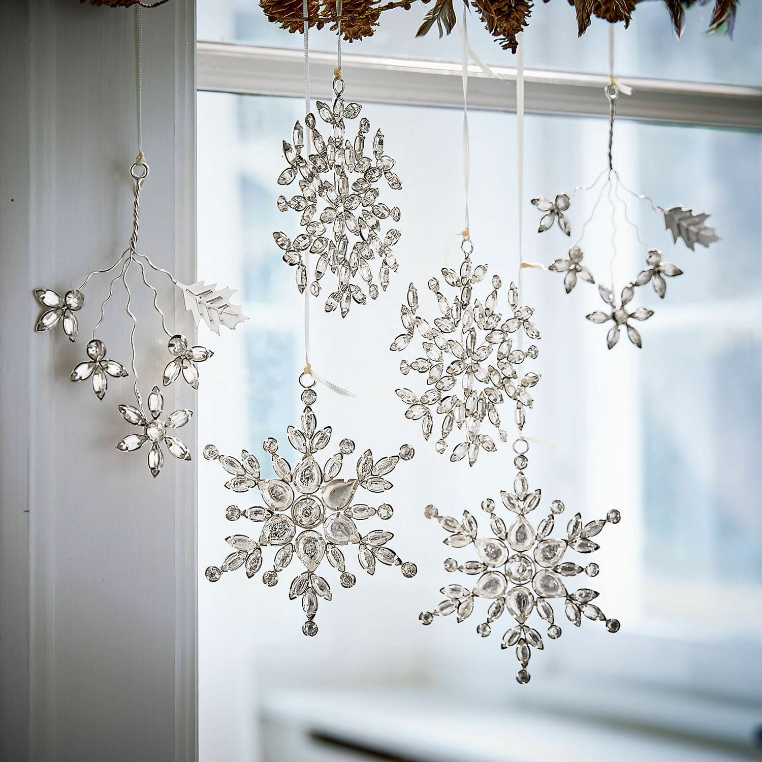 Set de 6 adornos navideños Allegan Adornos colgantes en forma de copos de nieve de vidrio transparente y metal para decoración festiva de ventanas