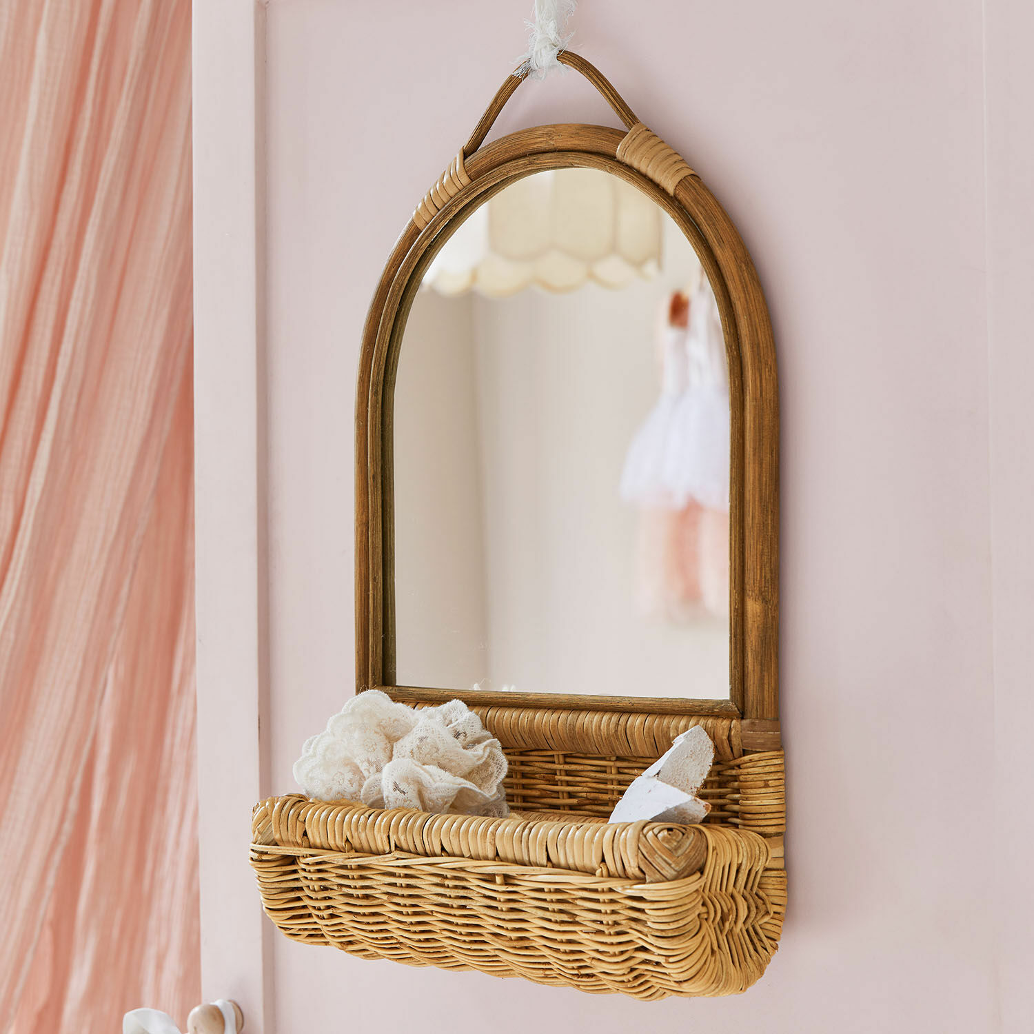 Espejo Olmiera Espejo ovalado de ratán con cesta integrada, color natural, decoración práctica para pared